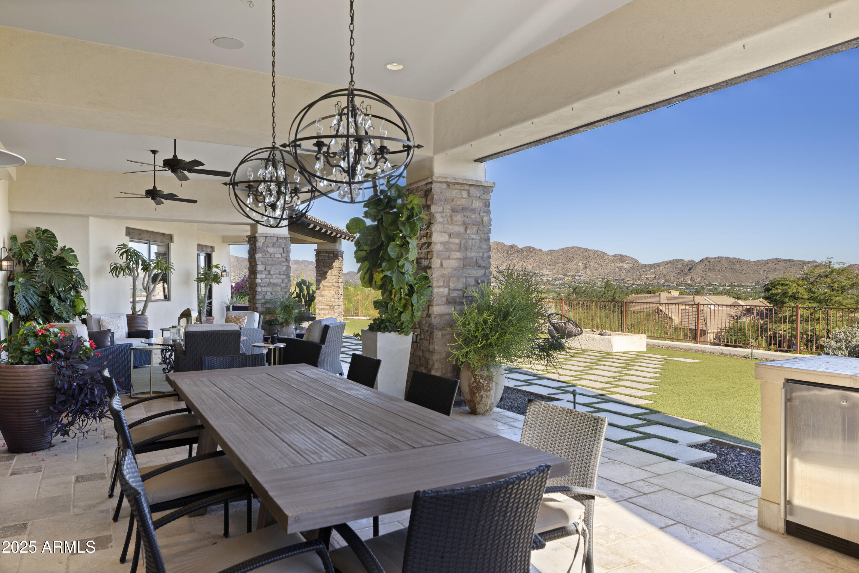 ROLLING HILLS - Residential
