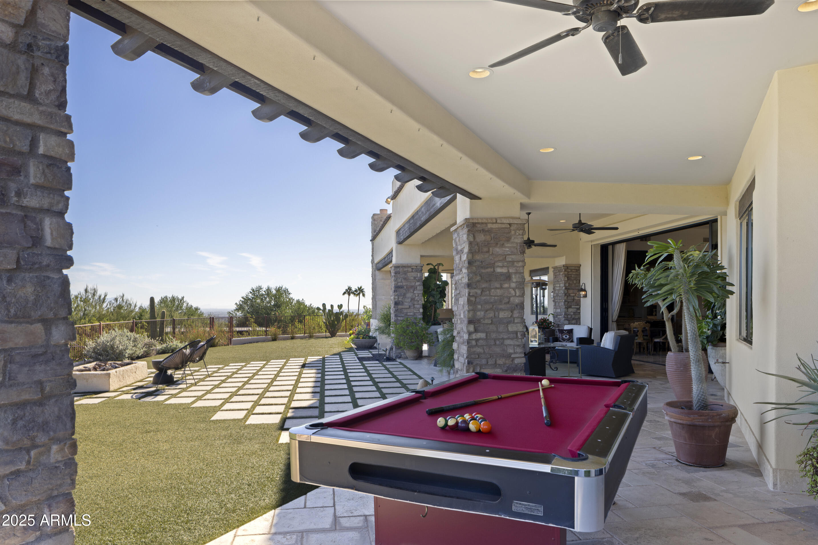 ROLLING HILLS - Residential