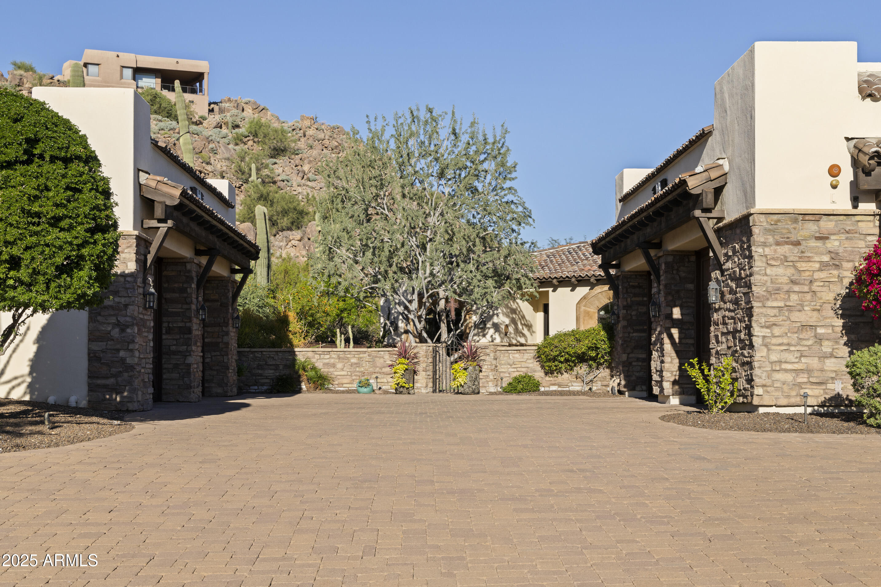 ROLLING HILLS - Residential