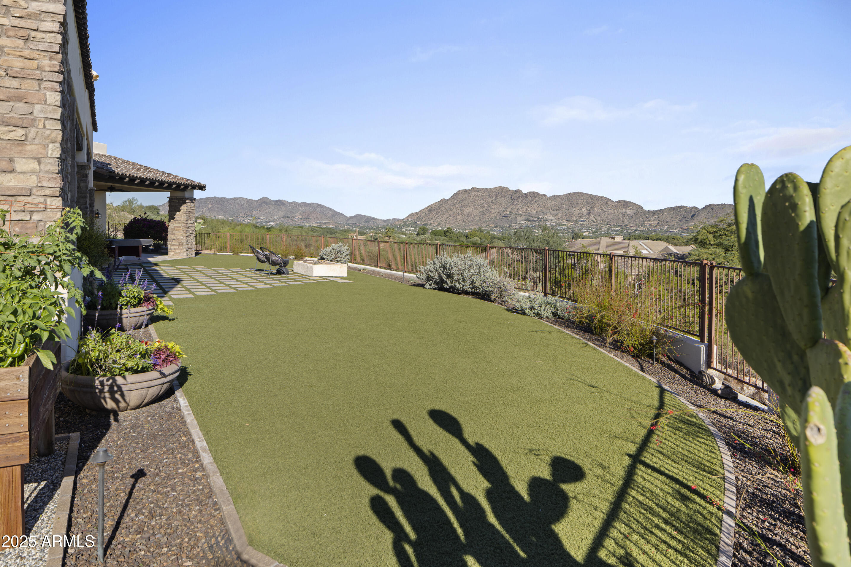 ROLLING HILLS - Residential
