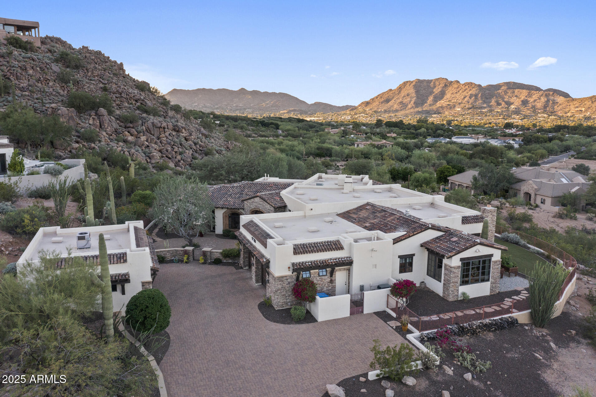 ROLLING HILLS - Residential
