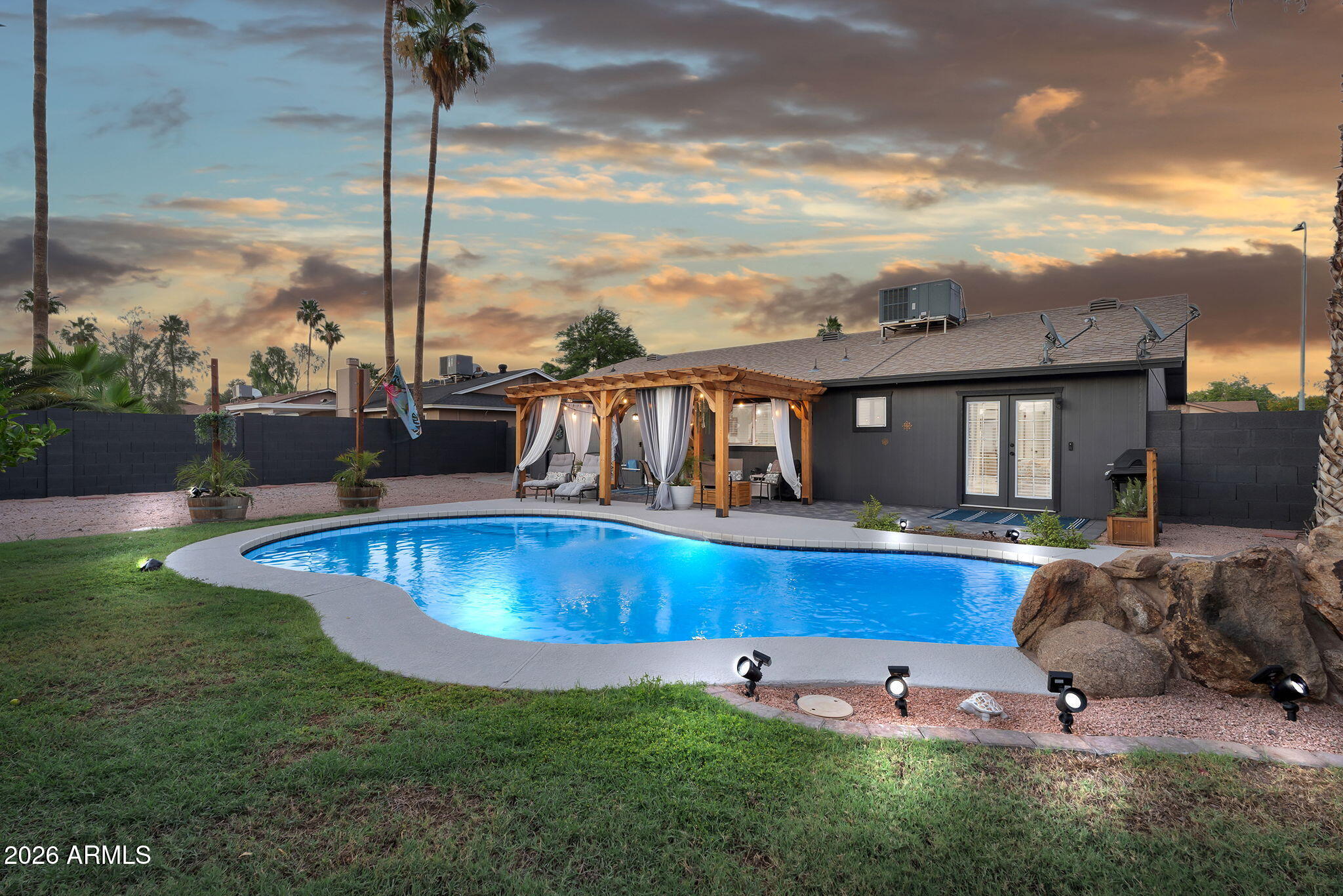 BROADWAY PALMS - Residential