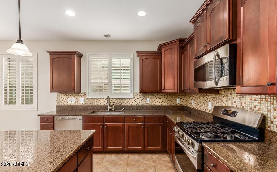 DYNAMITE ESTATES - Residential Lease