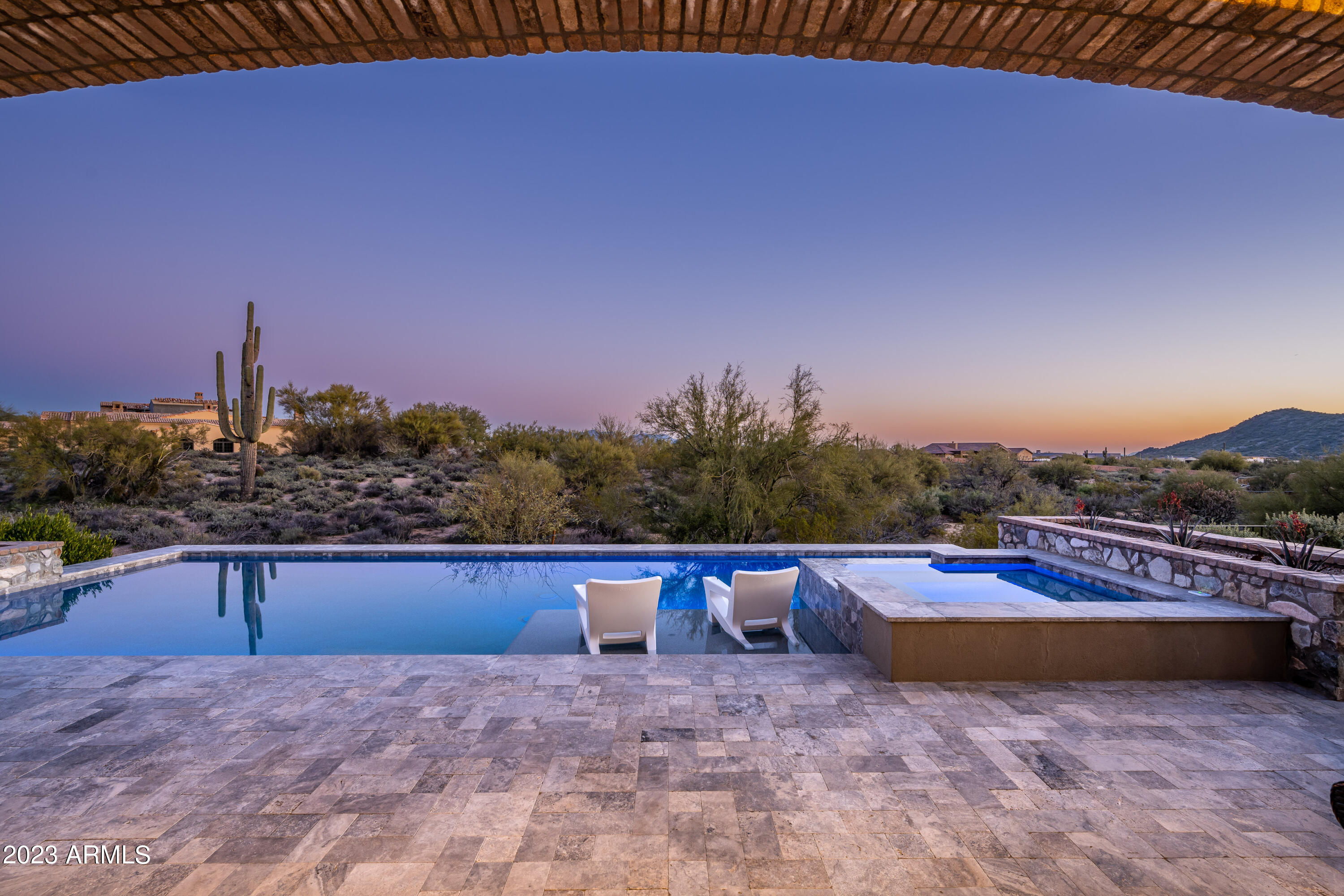 WHISPER ROCK - Residential