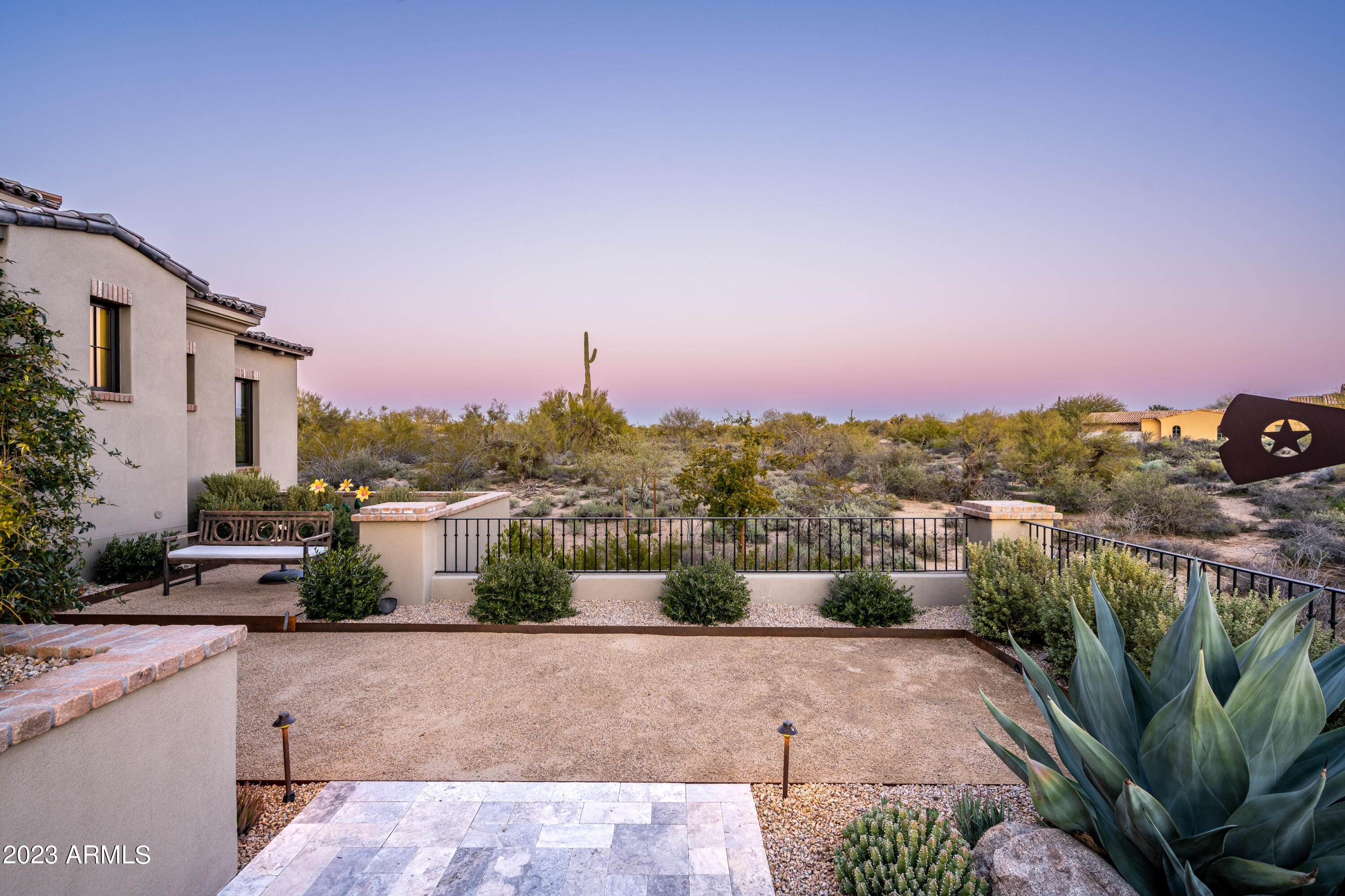 WHISPER ROCK - Residential