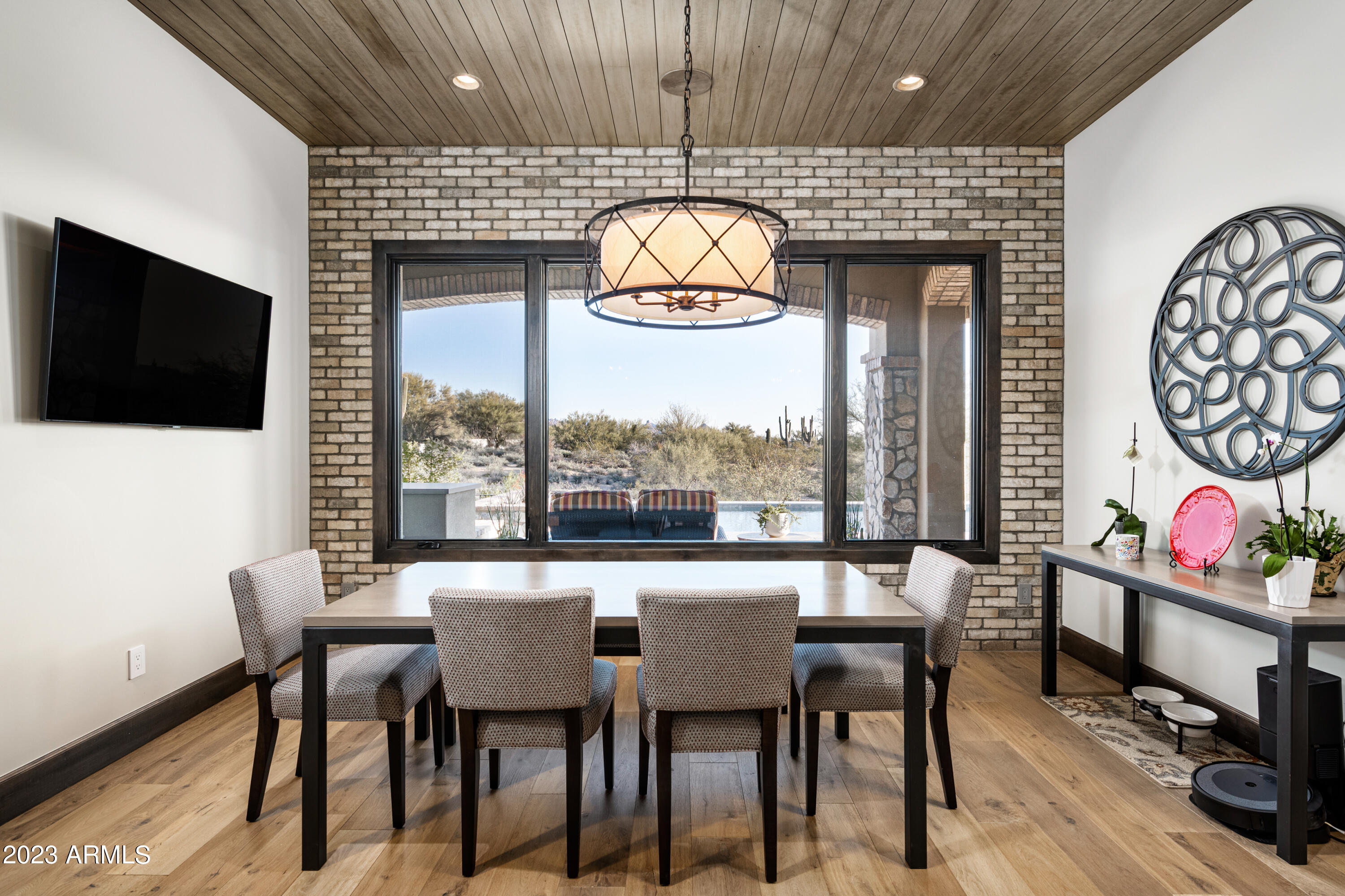 WHISPER ROCK - Residential