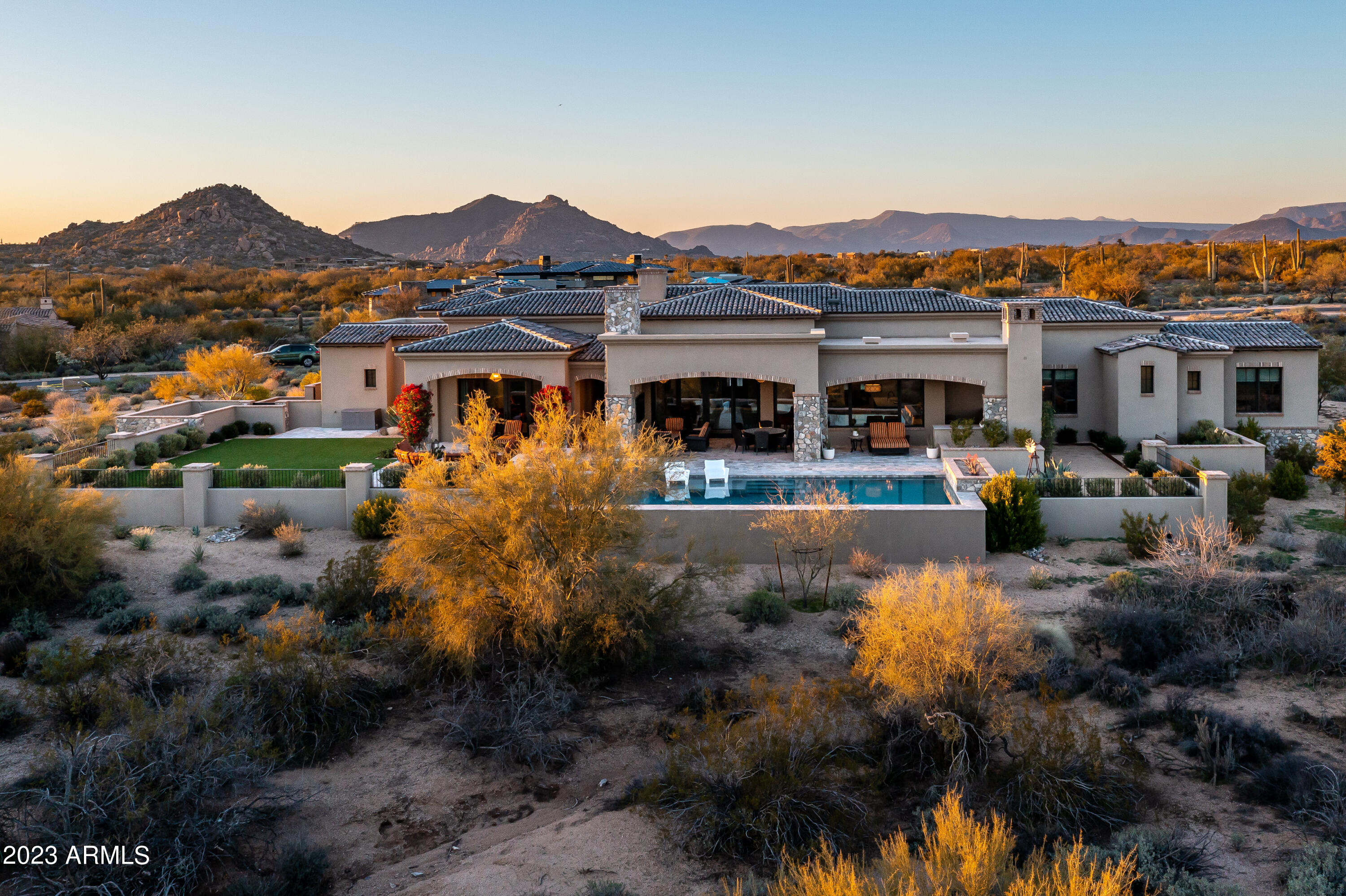 WHISPER ROCK - Residential