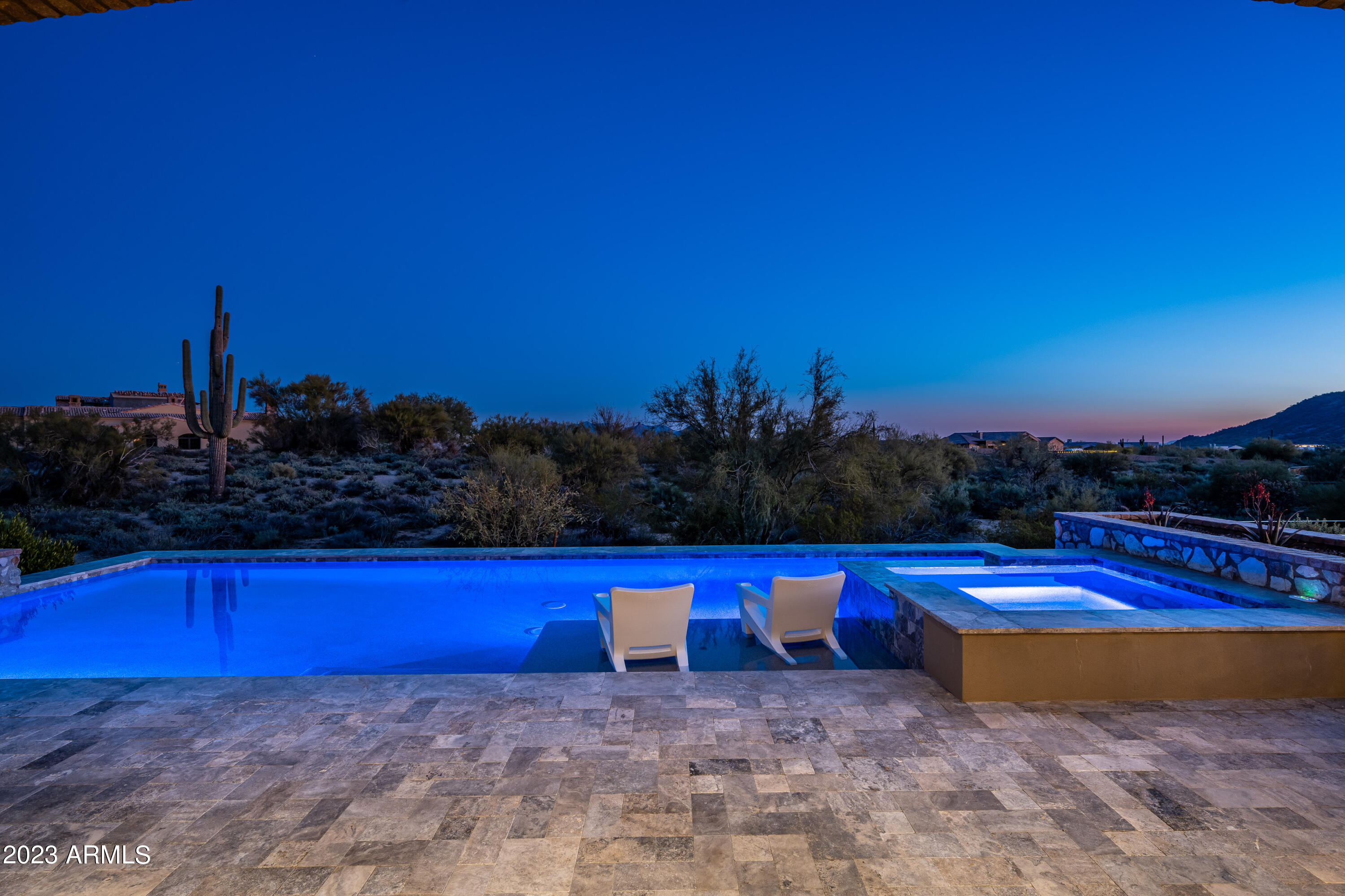 WHISPER ROCK - Residential