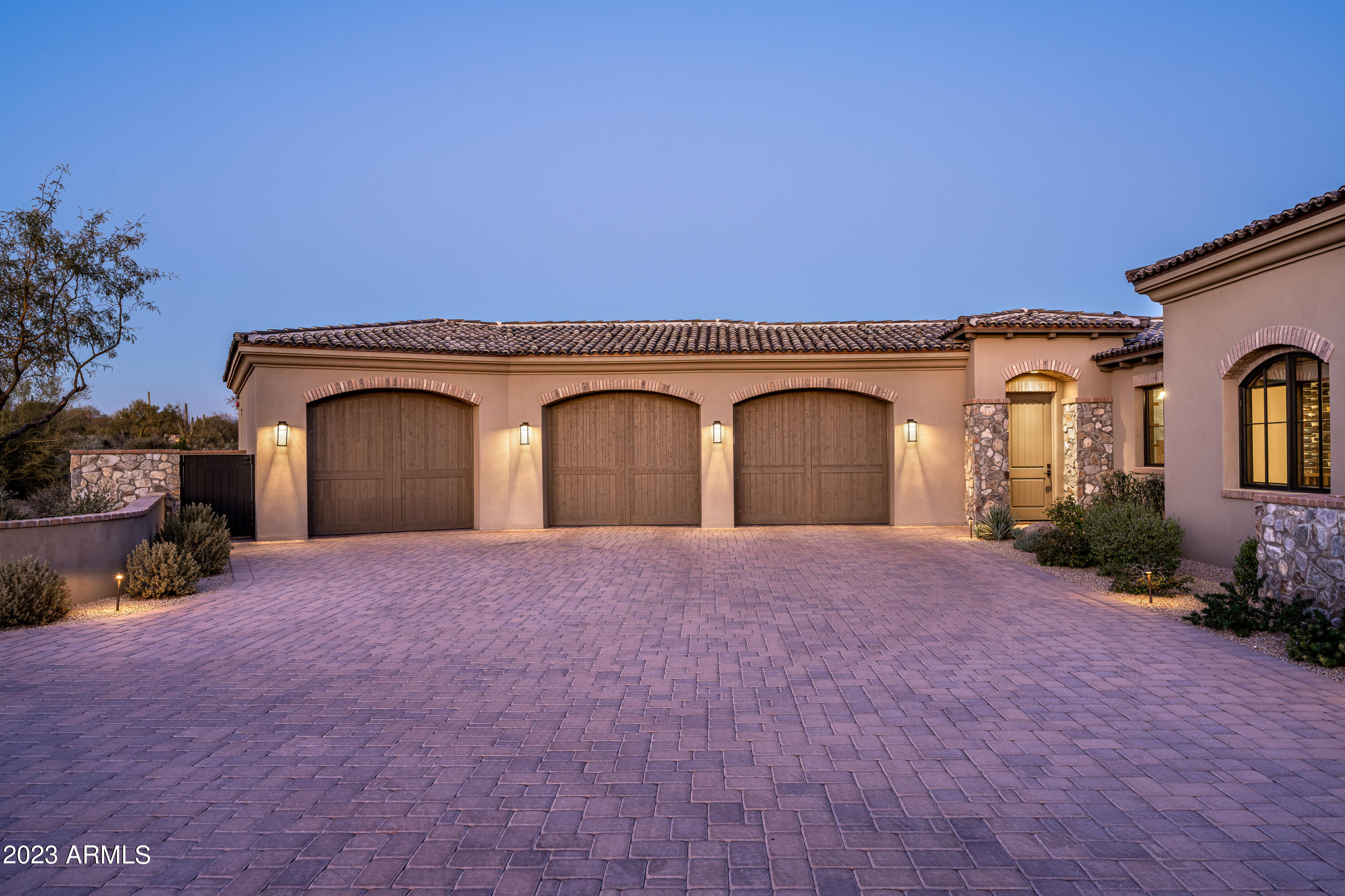 WHISPER ROCK - Residential