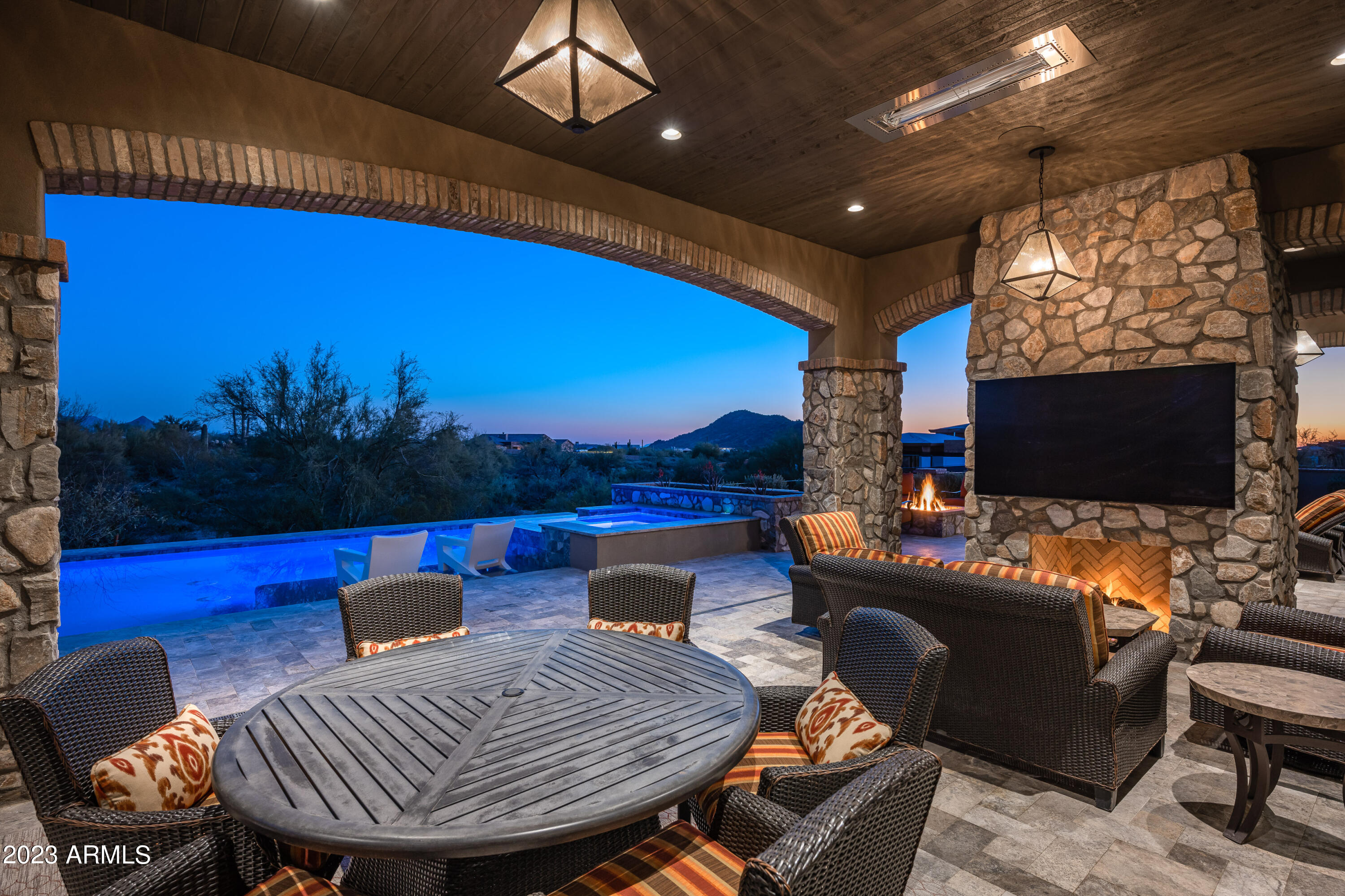 WHISPER ROCK - Residential