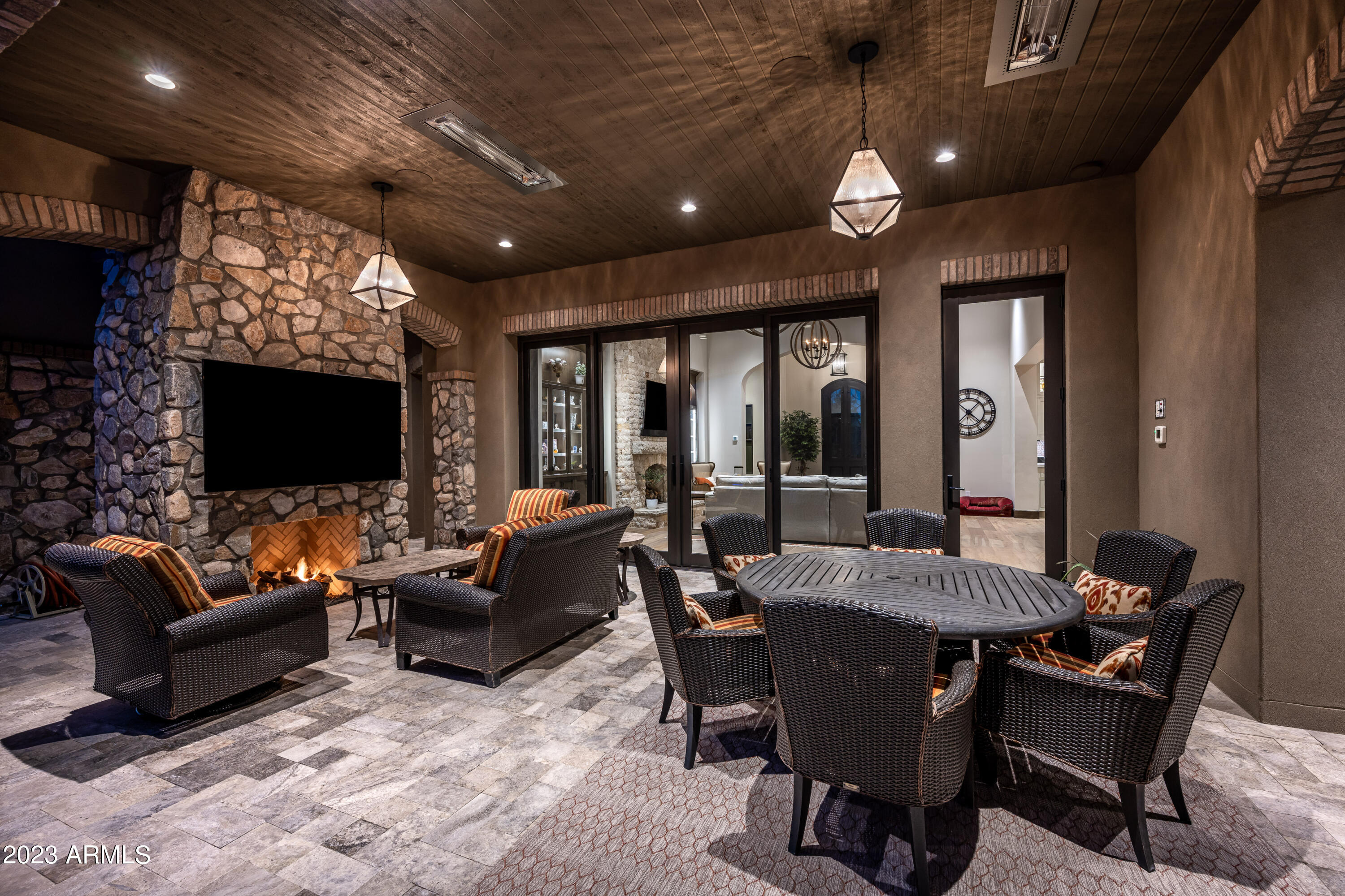 WHISPER ROCK - Residential