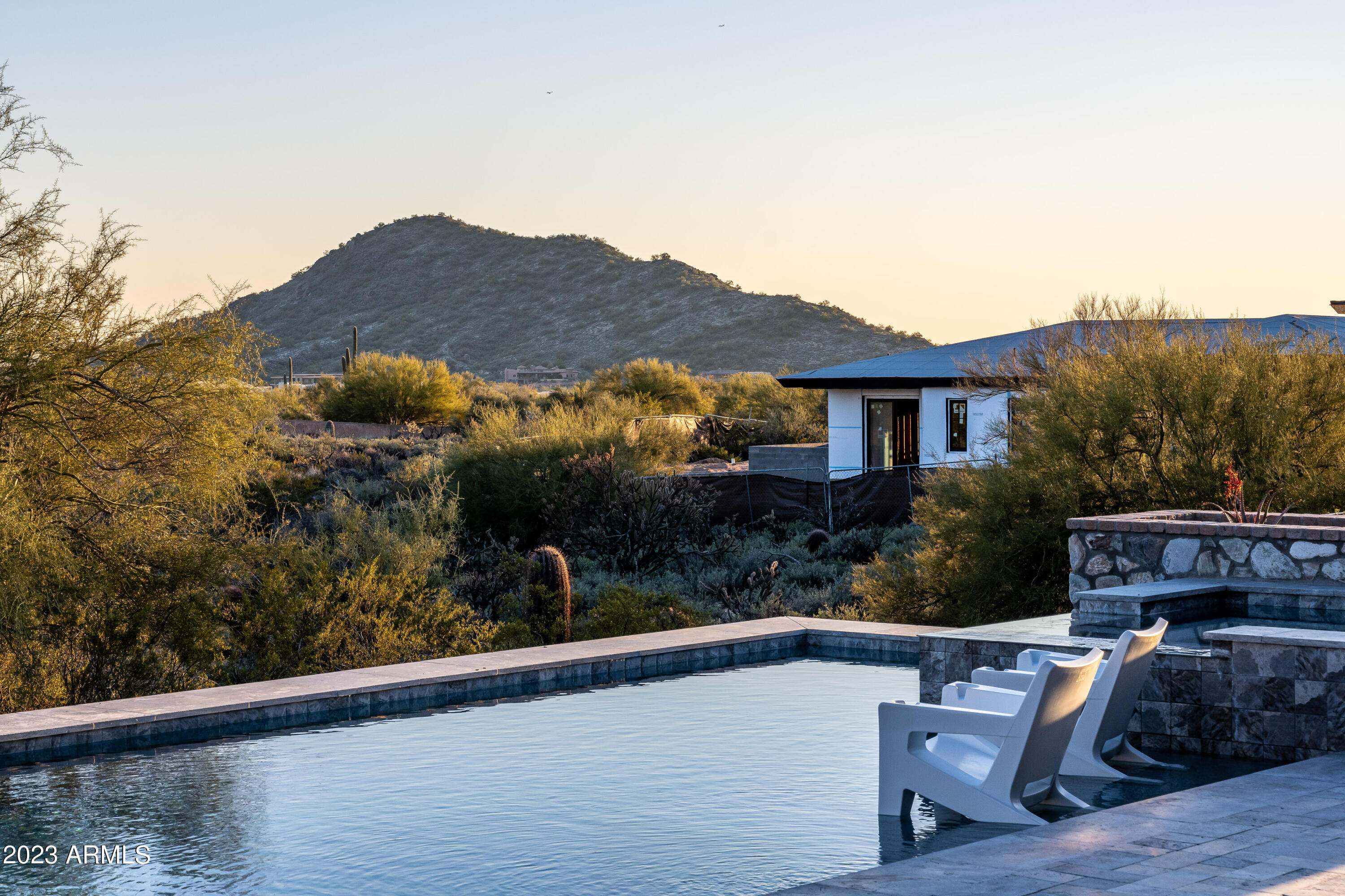 WHISPER ROCK - Residential