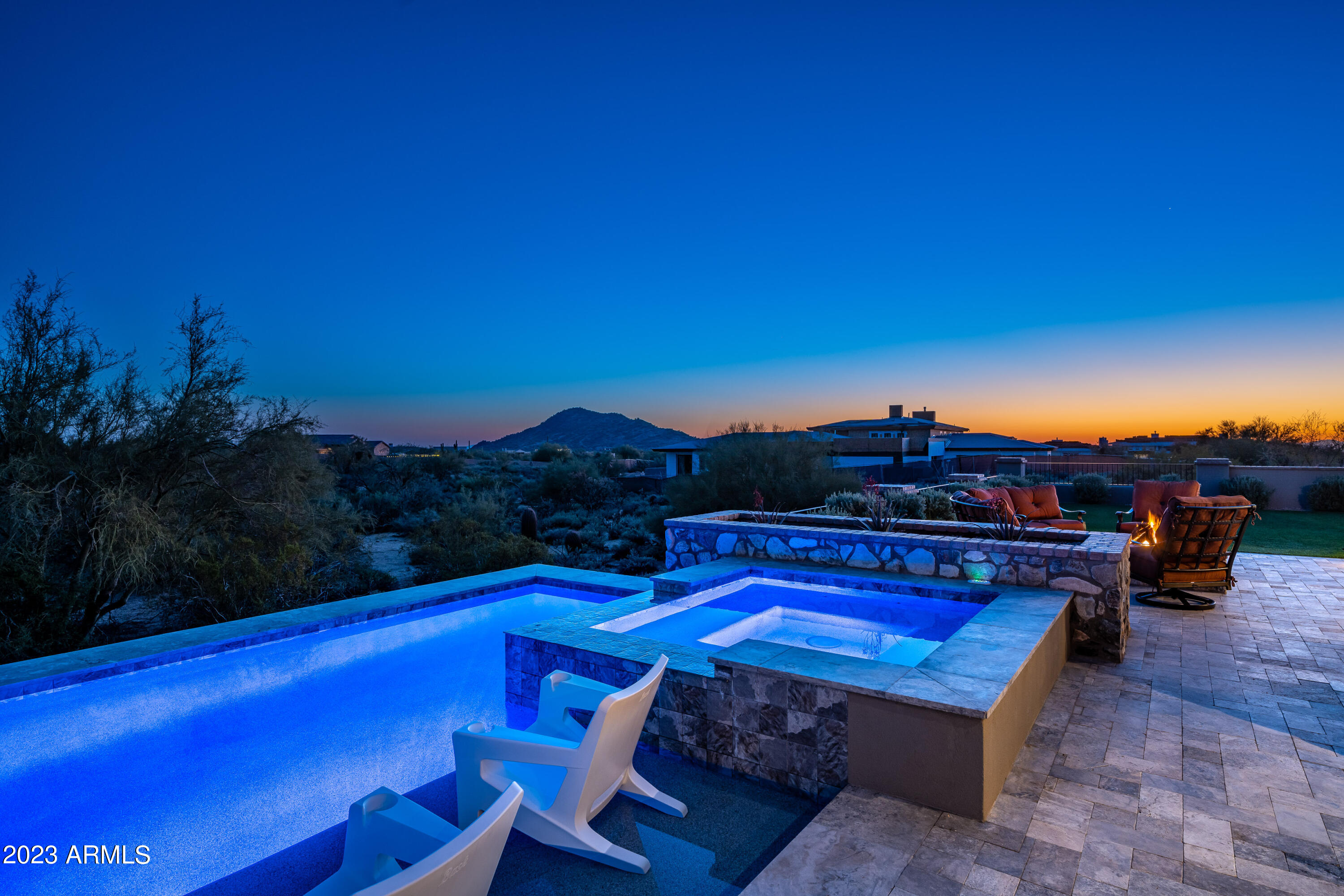WHISPER ROCK - Residential