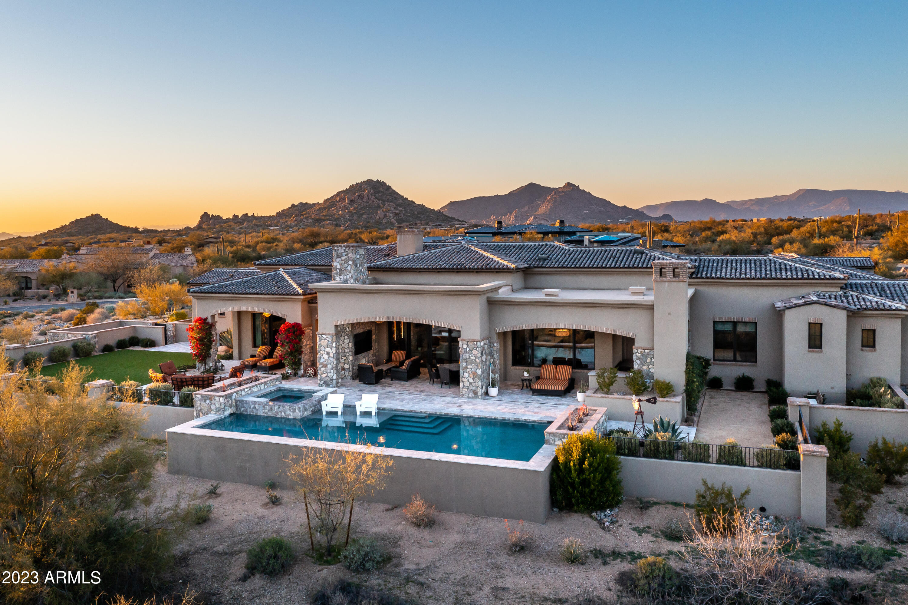 WHISPER ROCK - Residential