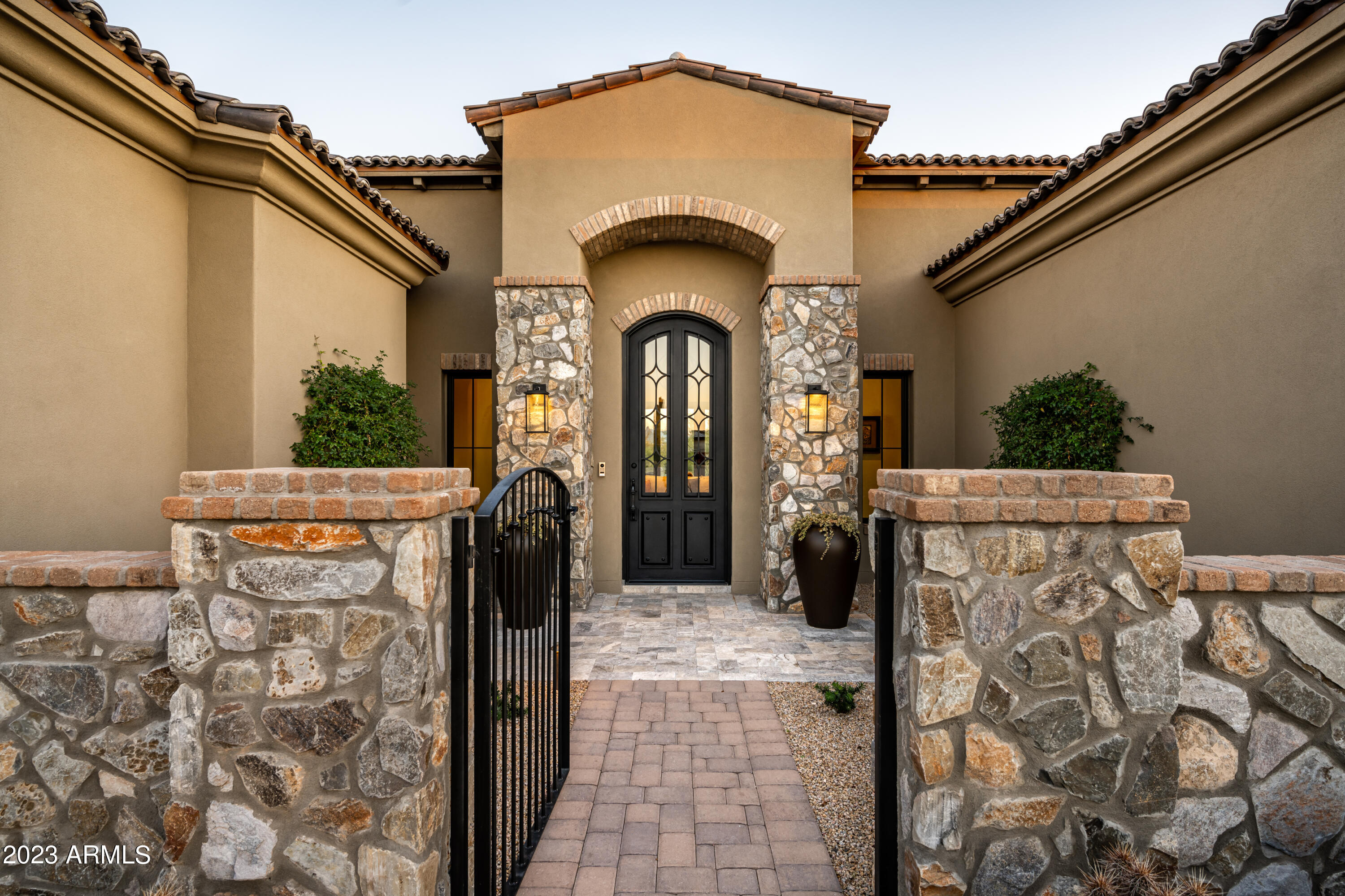 WHISPER ROCK - Residential
