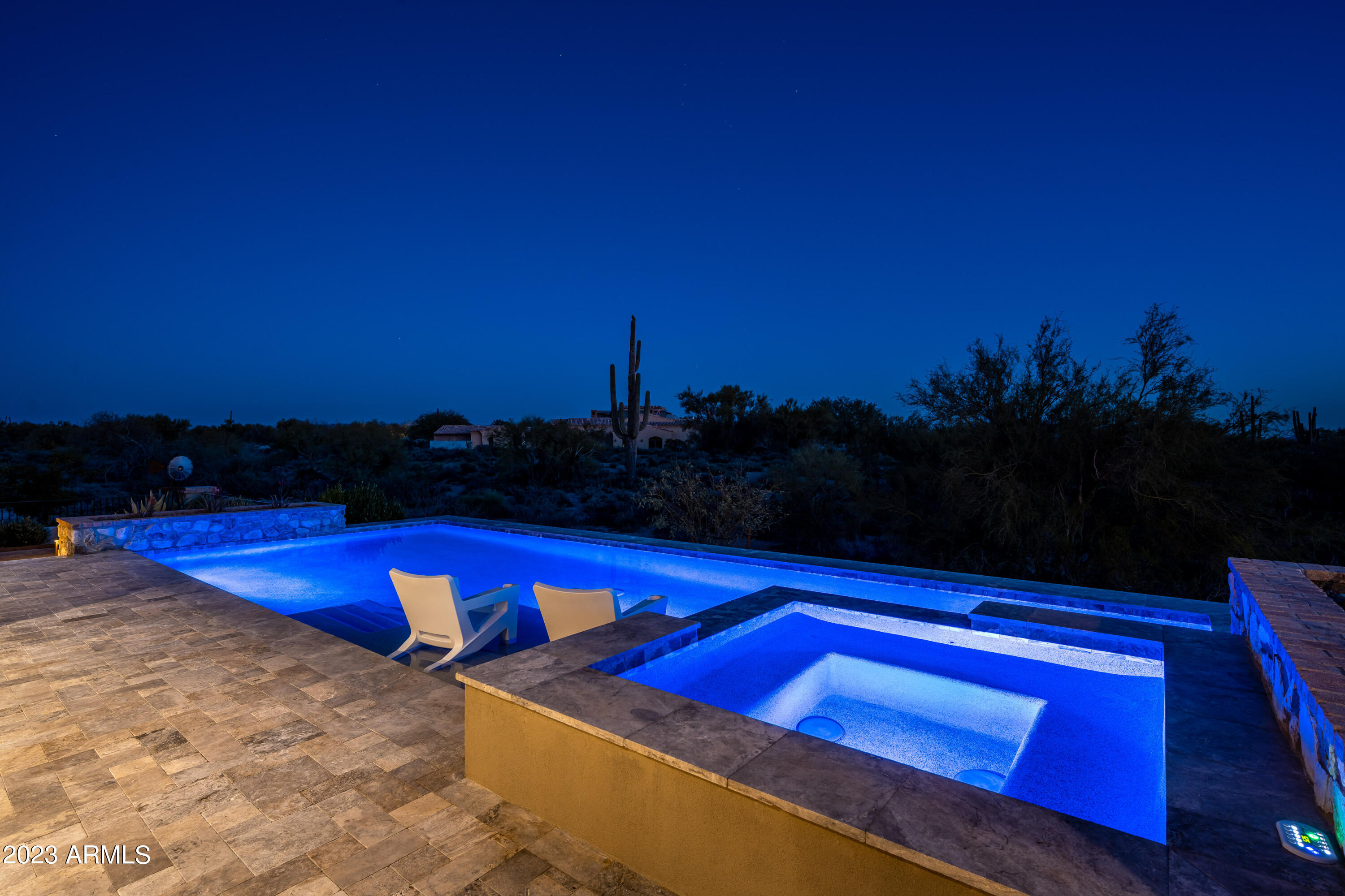 WHISPER ROCK - Residential