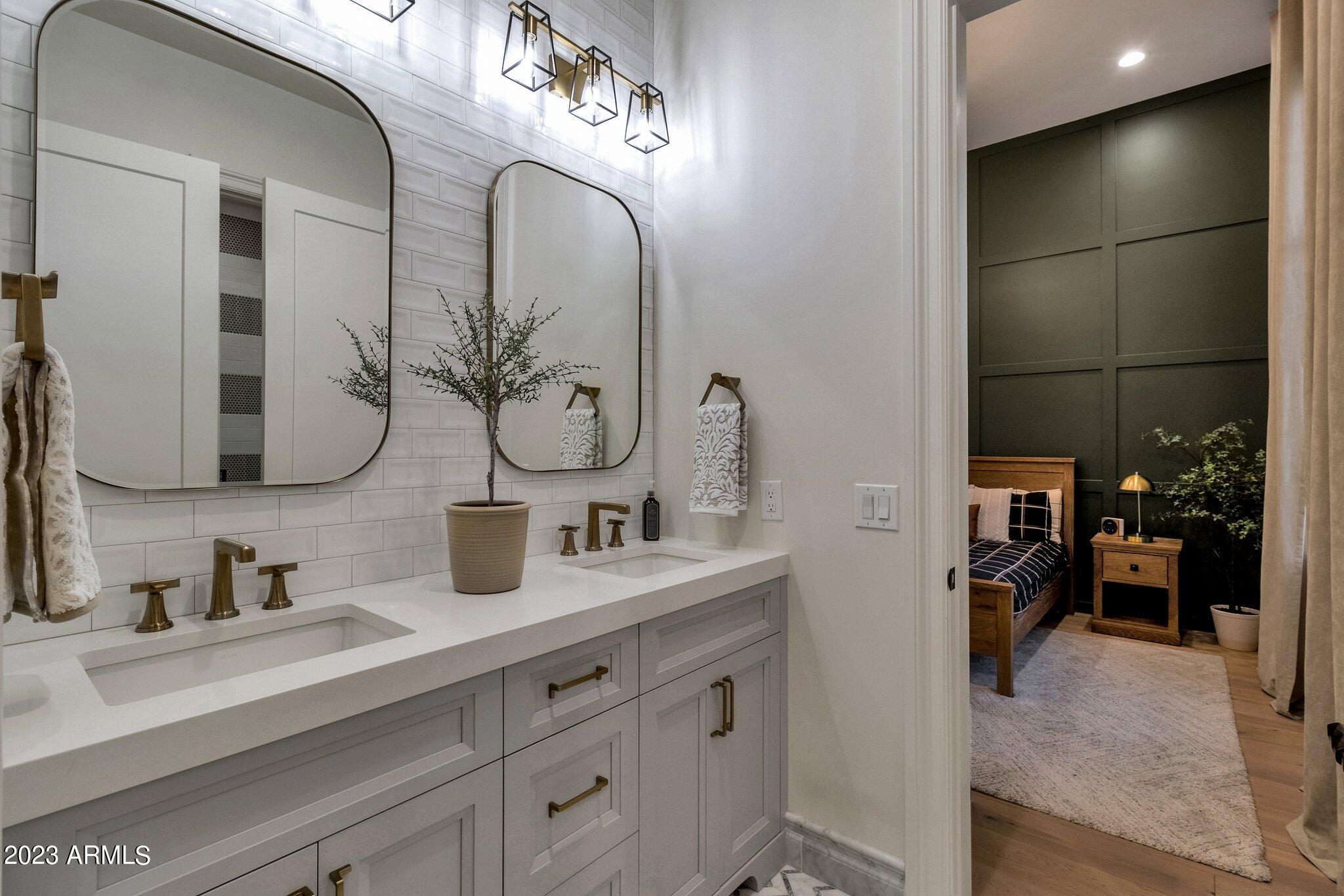 PARADISE VALLEY RANCHOS - Residential