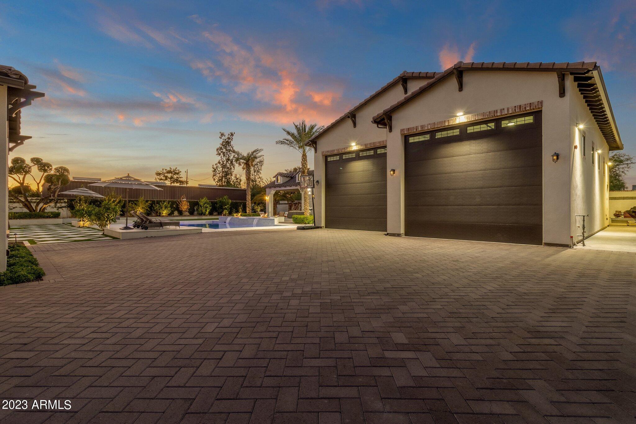 PARADISE VALLEY RANCHOS - Residential