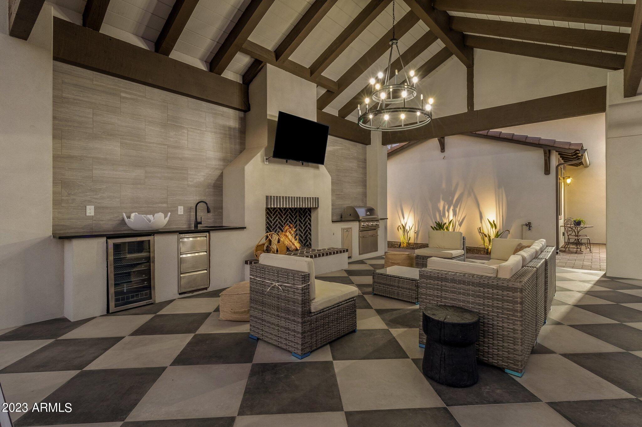 PARADISE VALLEY RANCHOS - Residential