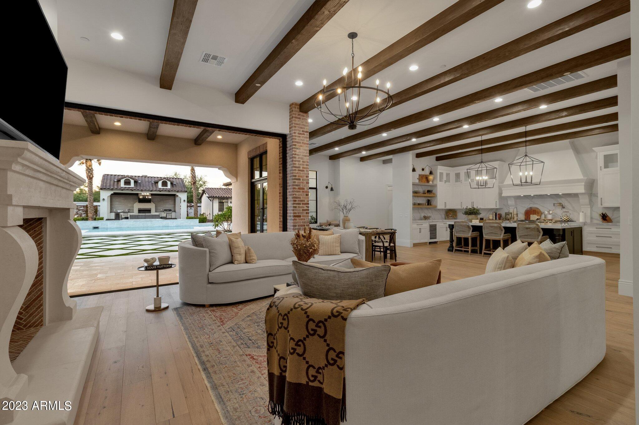 PARADISE VALLEY RANCHOS - Residential
