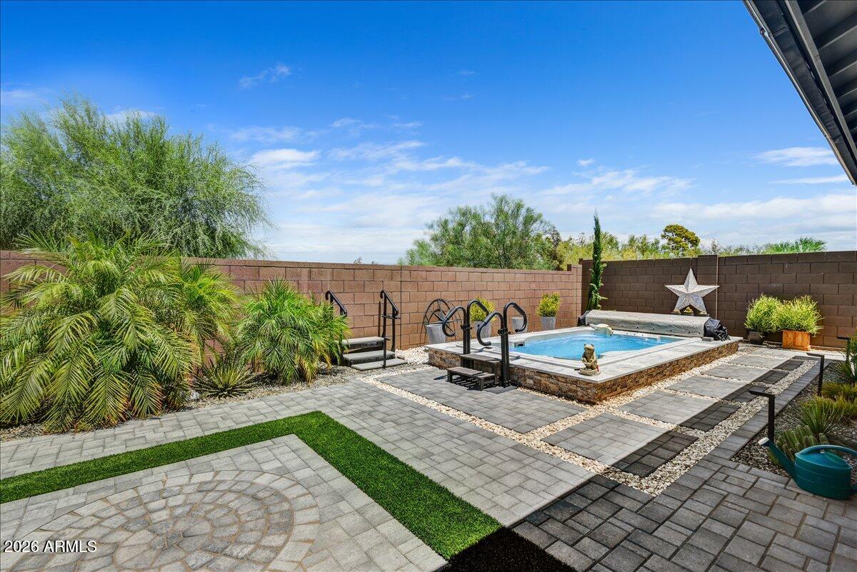 SAGUARO TRAILS - Residential