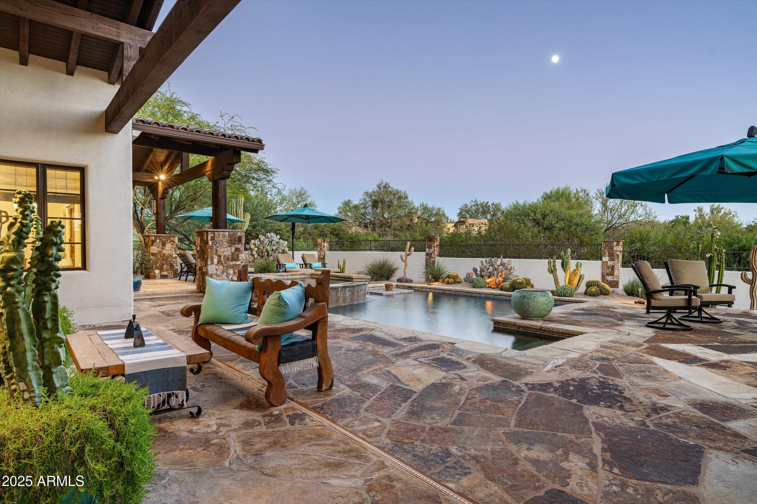 WHISPER ROCK - Residential