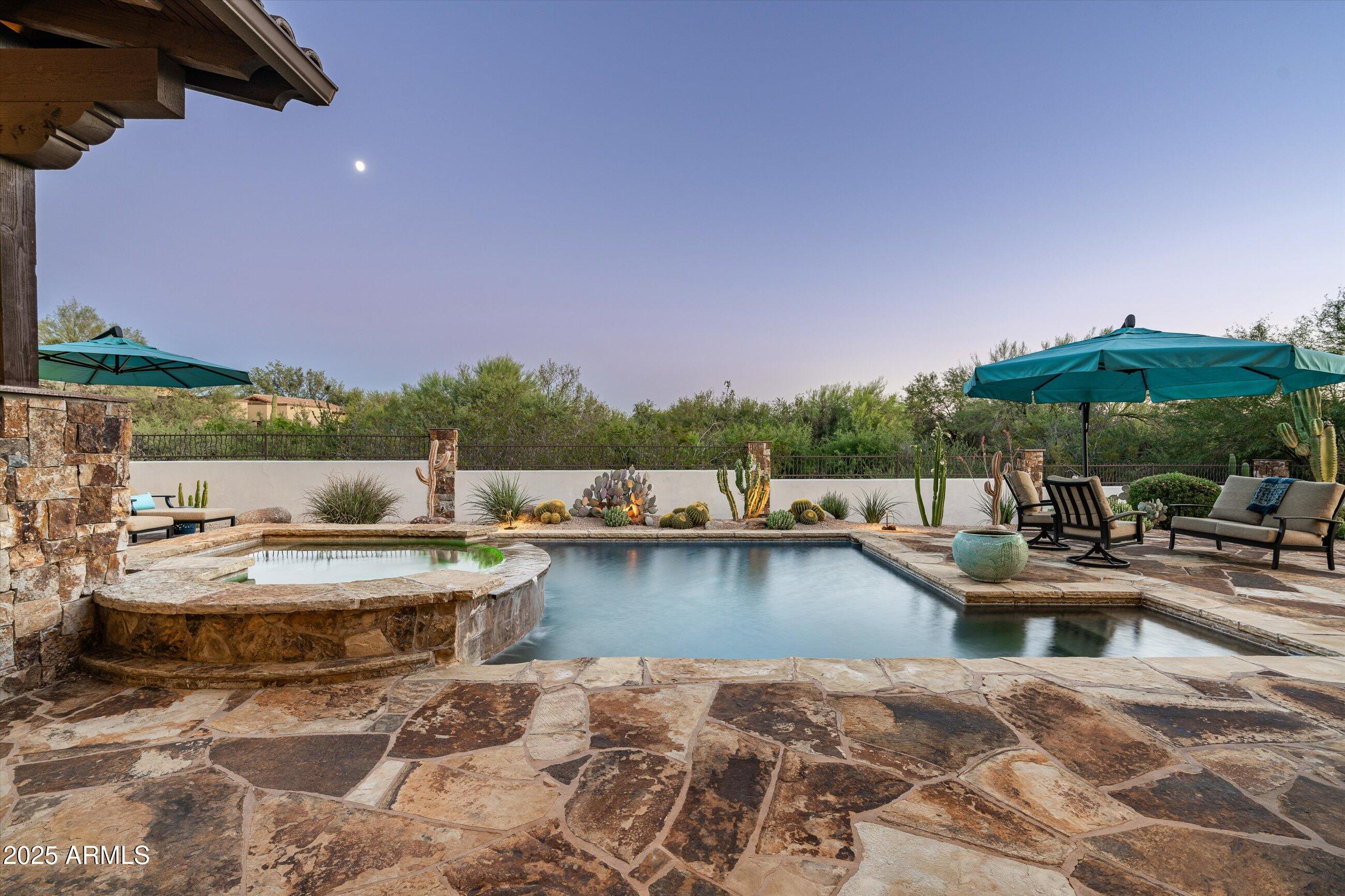 WHISPER ROCK - Residential