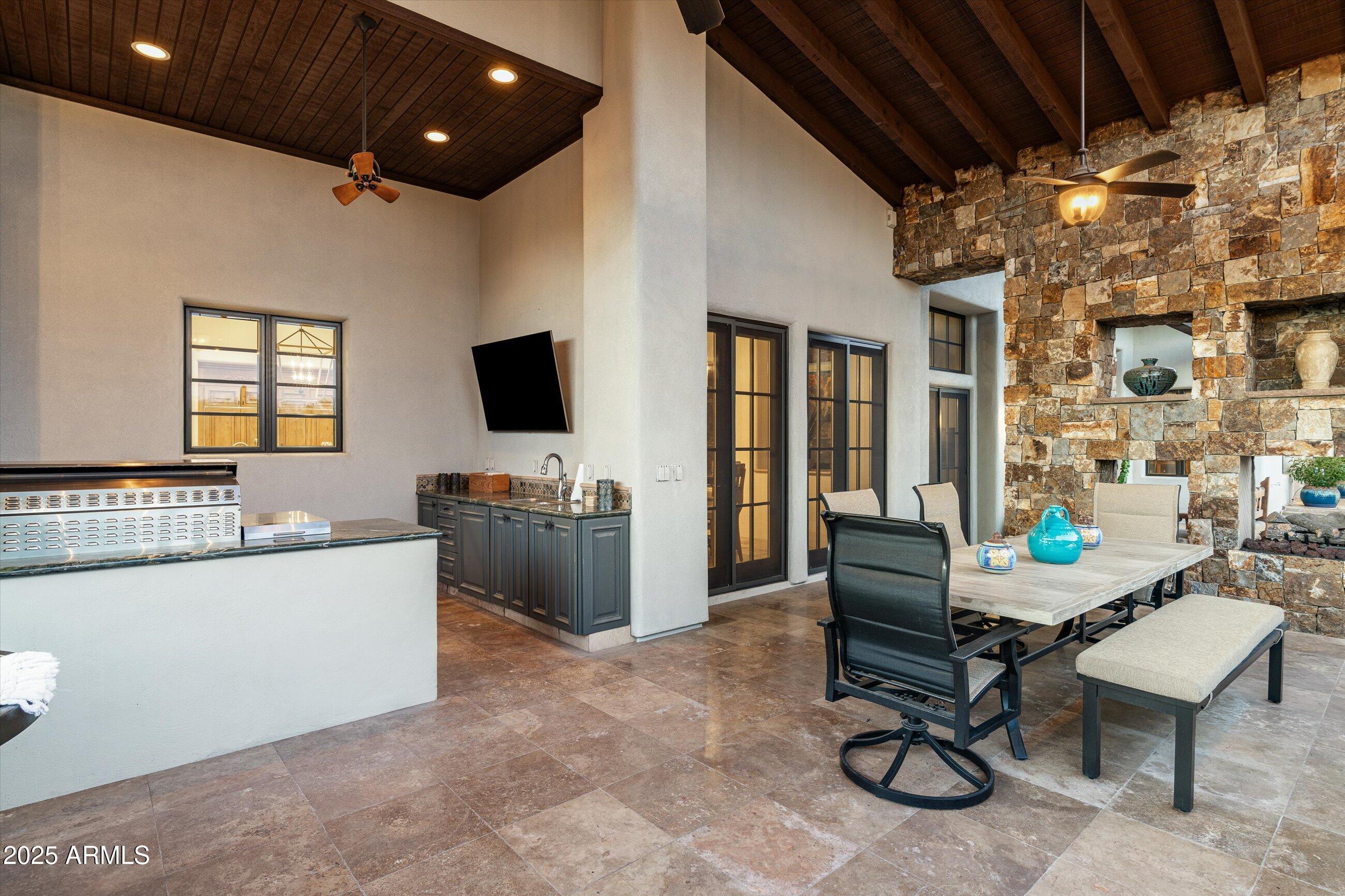 WHISPER ROCK - Residential