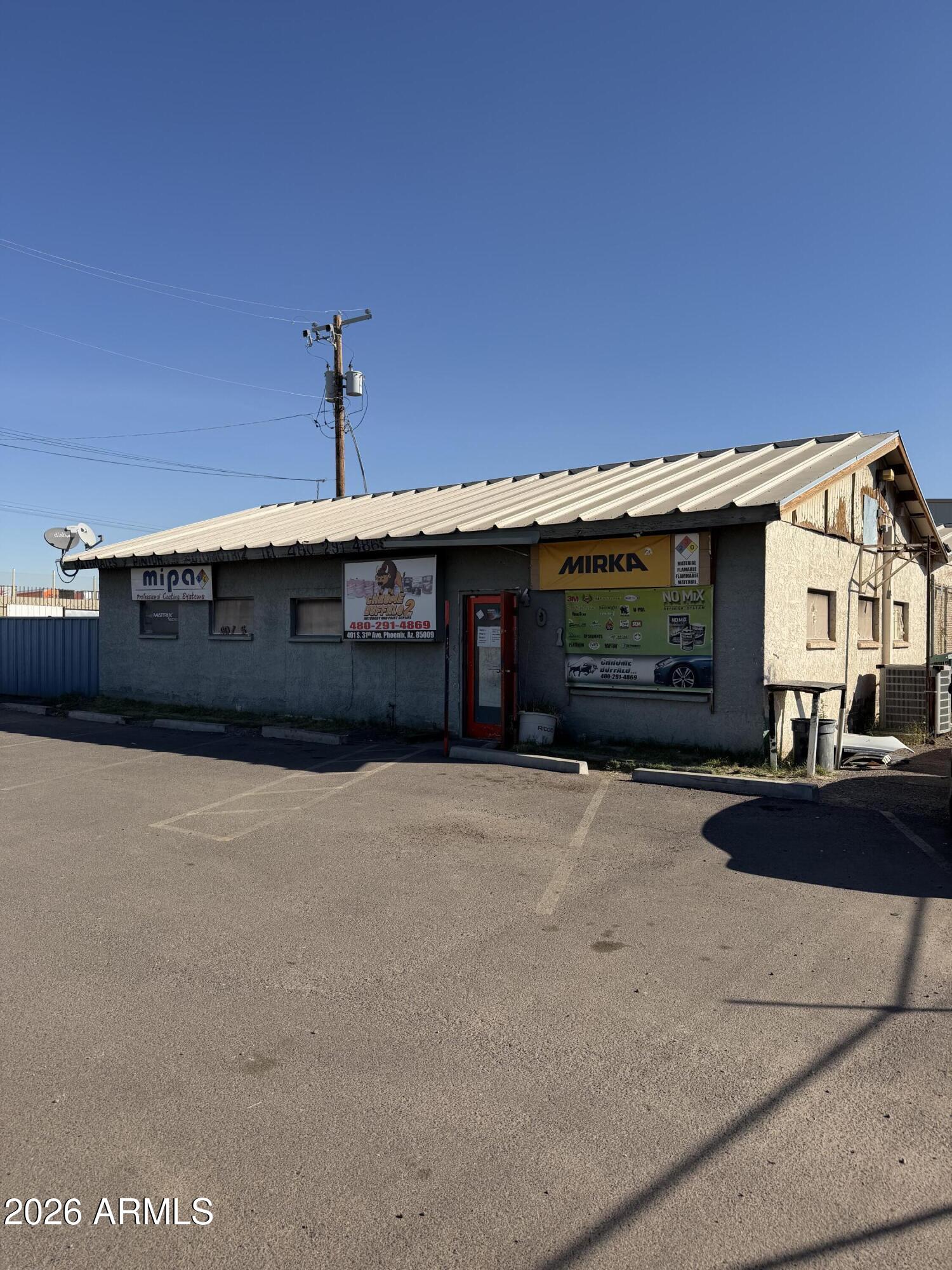 A-2 HEAVY INDUSTRIA location is strategically located within 2 miles of both I-17 and I-10 freeway 10 miles to the airport, has a large storage and a large shade.  This is perfect to hit the ground running with income in place, become an owner-user property or owner-user with rental income. 3 comercial lots, 3 lots.