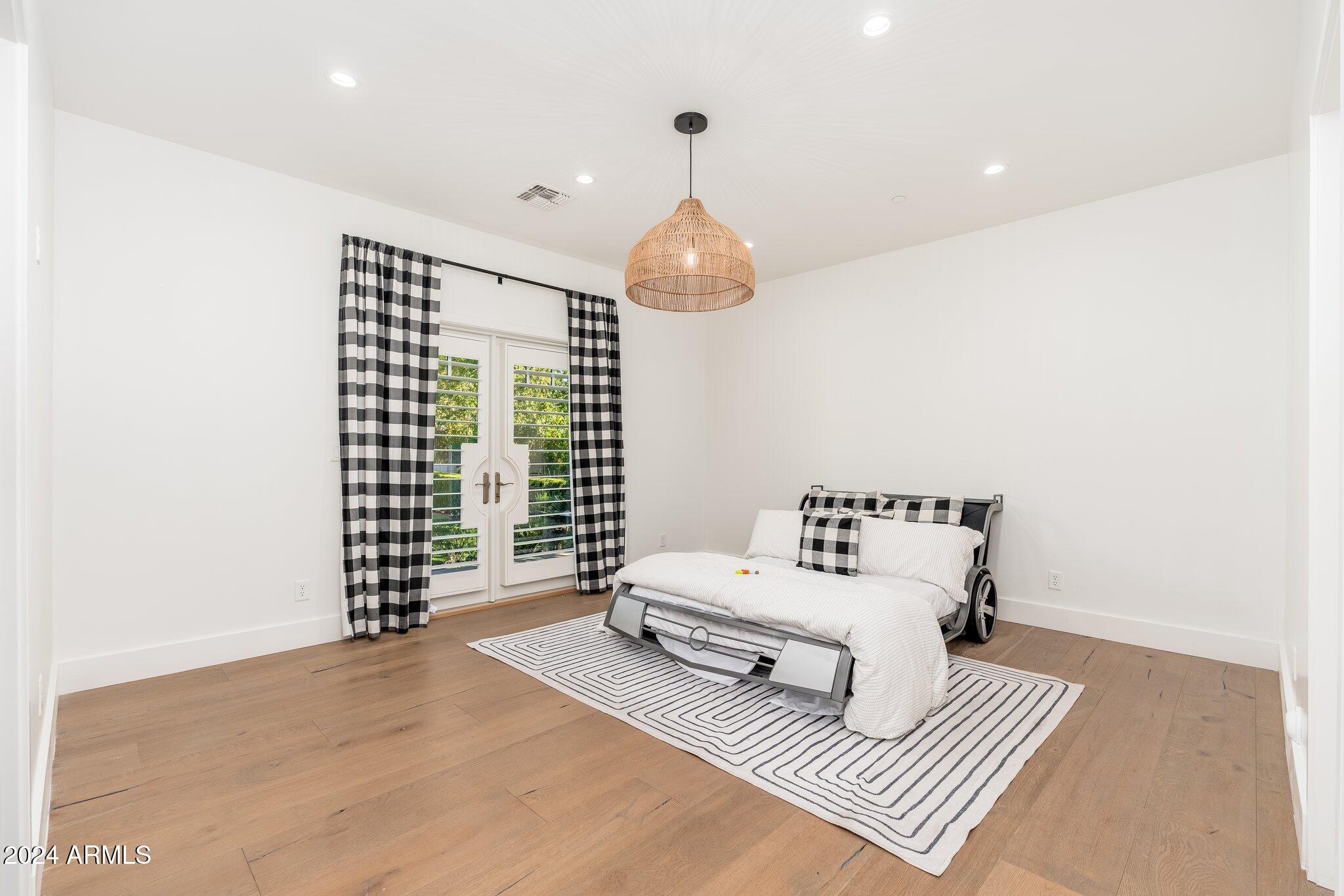 ARCADIA MANORS - Residential