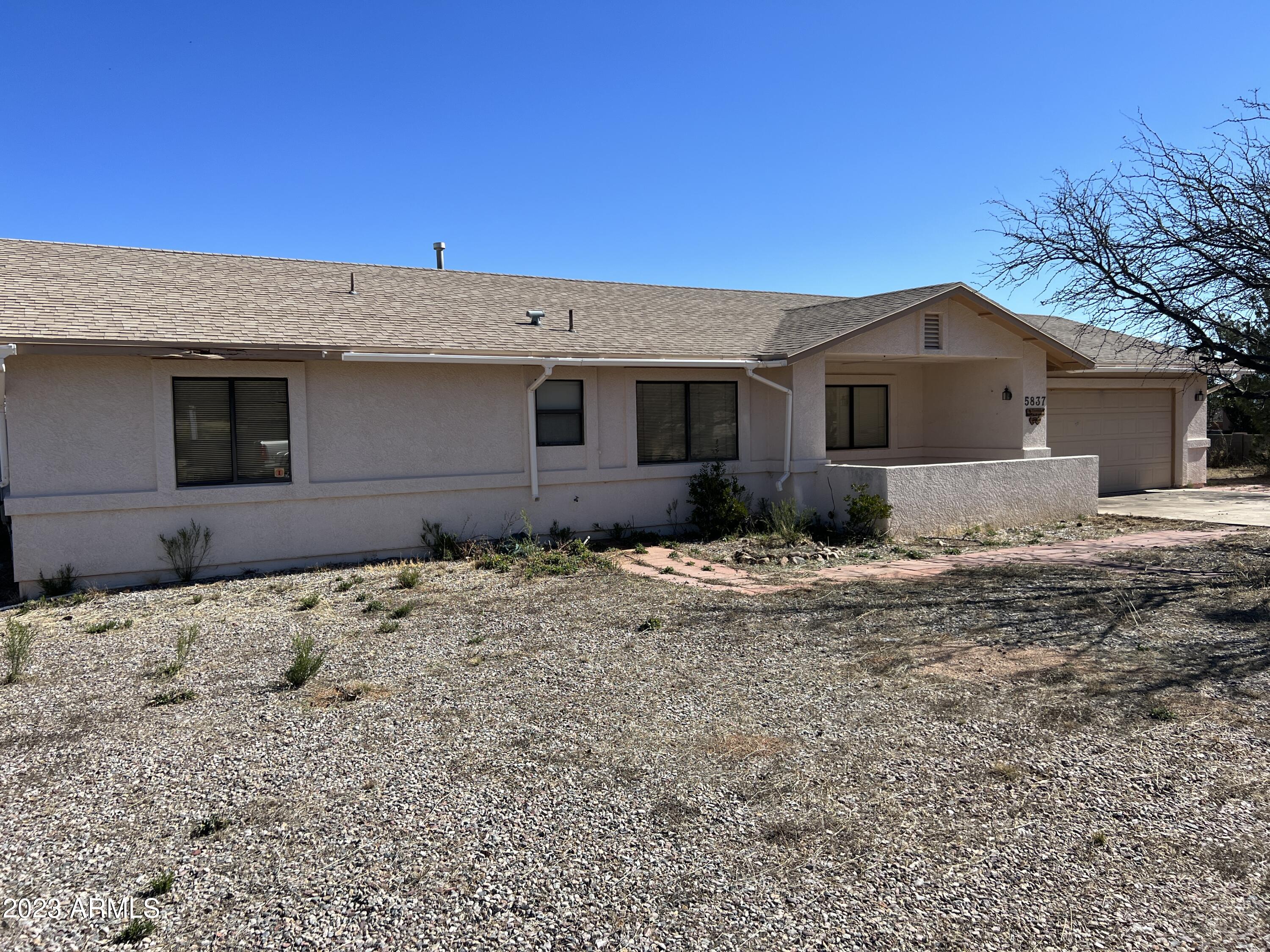 Come and check this great house that offers 3 Bedrooms, 2 baths, 2 car garage, AC, 1,526 sq ft on 1 acre. Built in 1997. Great location with gorgeous mountain views, easy access to highway and only a short drive to town amenities and Fort Huachuca.
This property is perfect for the outdoor lovers, gardeners, or to park large trailers or recreational vehicles.