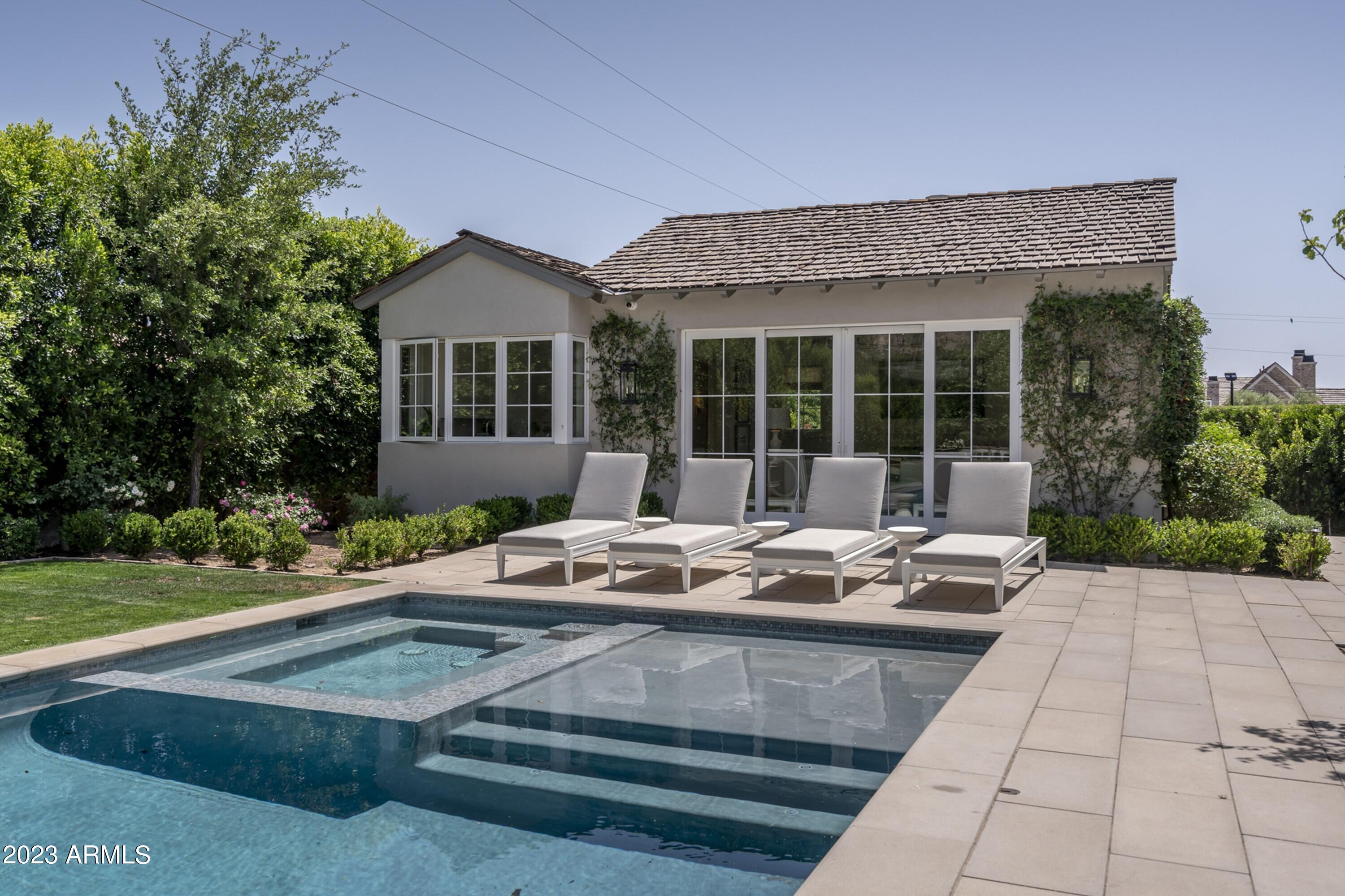 ROYAL PALM CIRCLE - Residential