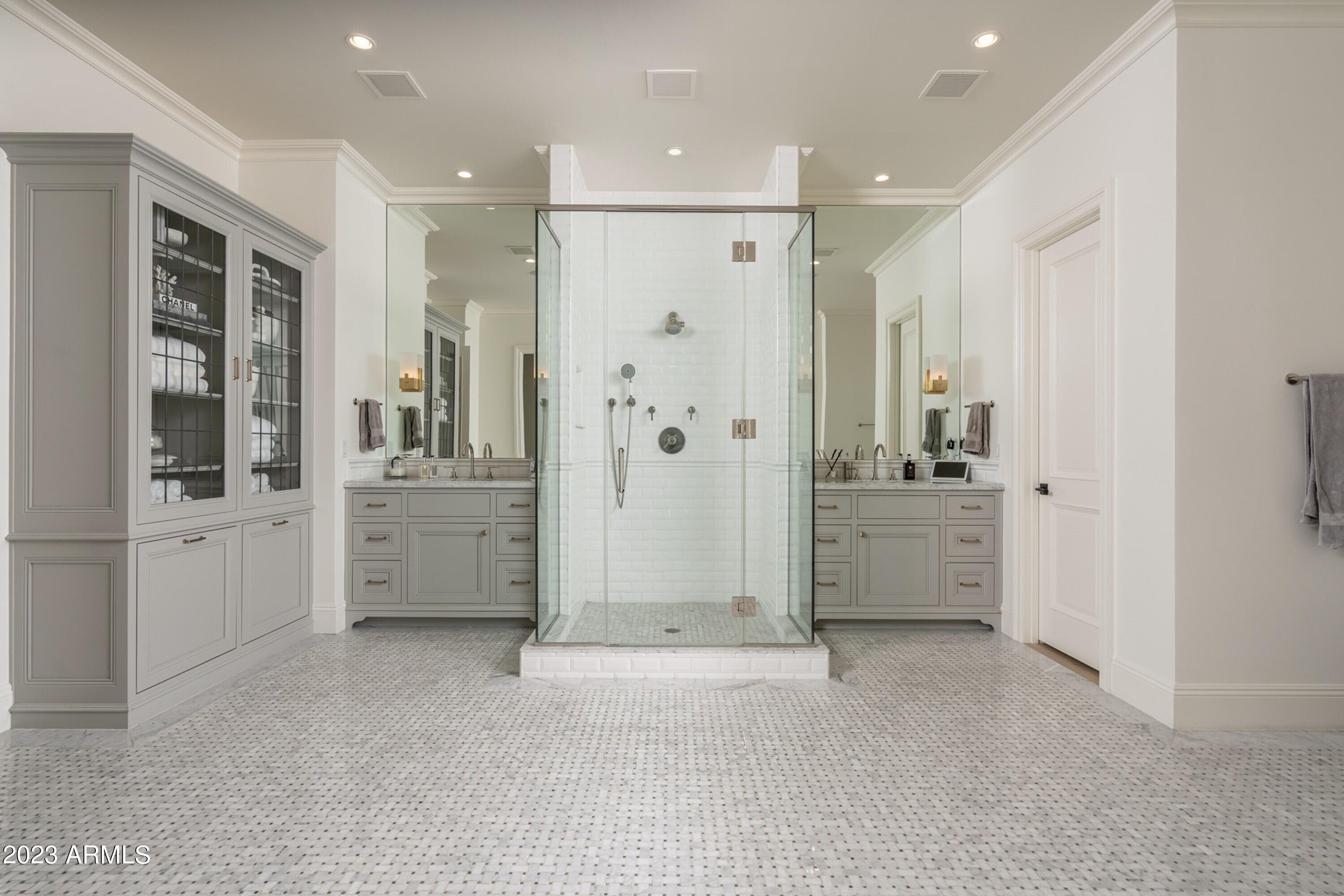 ROYAL PALM CIRCLE - Residential