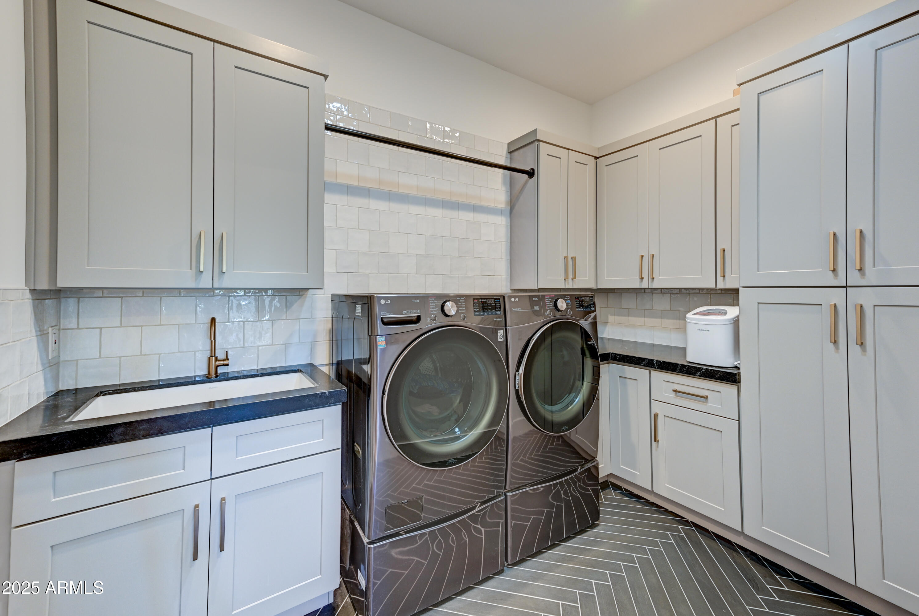 AVANT 1 UNIT 2 - Residential