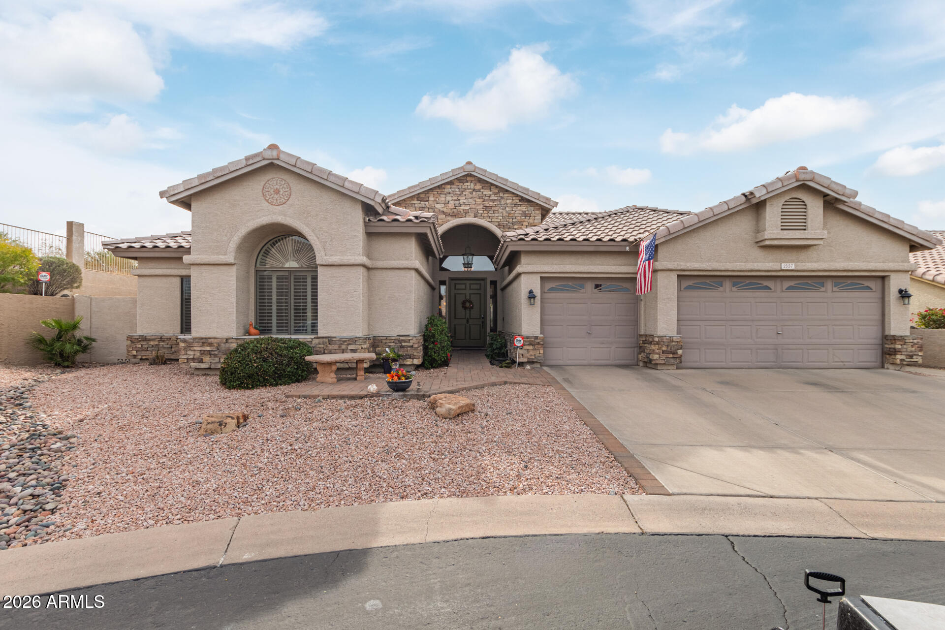 Elevated on a cul-de-sac lot in North Phoenix's much sought-after Moon Valley area, this single-level home offers Lookout Mountain views and desirable north/south exposure. The split floor plan features 4 bedrooms, 2.5 baths, true hardwood flooring, and a spa-inspired primary bath. Designed for effortless indoor-outdoor living, the low maintenance backyard includes a pergola-covered patio and private putting green. Located in The Summit at The Pointe with access to the community pool, this home combines privacy, comfort, and an exceptional location close to hiking, golf, dining, and shopping.
