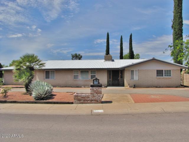 This spacious 4BR/3BA, 2584 sq. ft. home is centrally located in Sierra Vista, AZ minutes from Ft. Huachuca, shopping & schools. The home has been remodeled with plenty of room for a large family and near a public park.