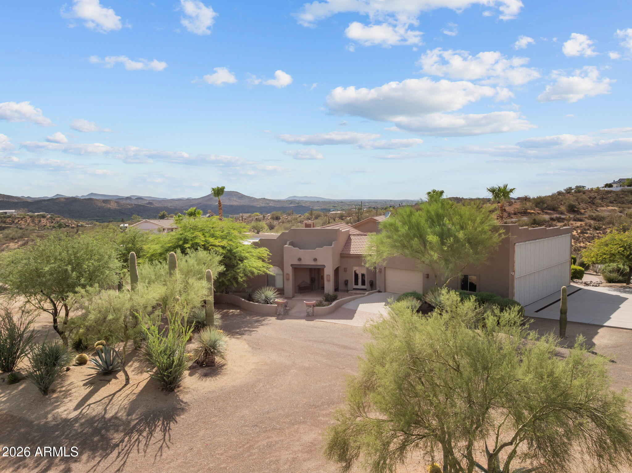 Rio Vista Hills with 5 horse pens - Residential