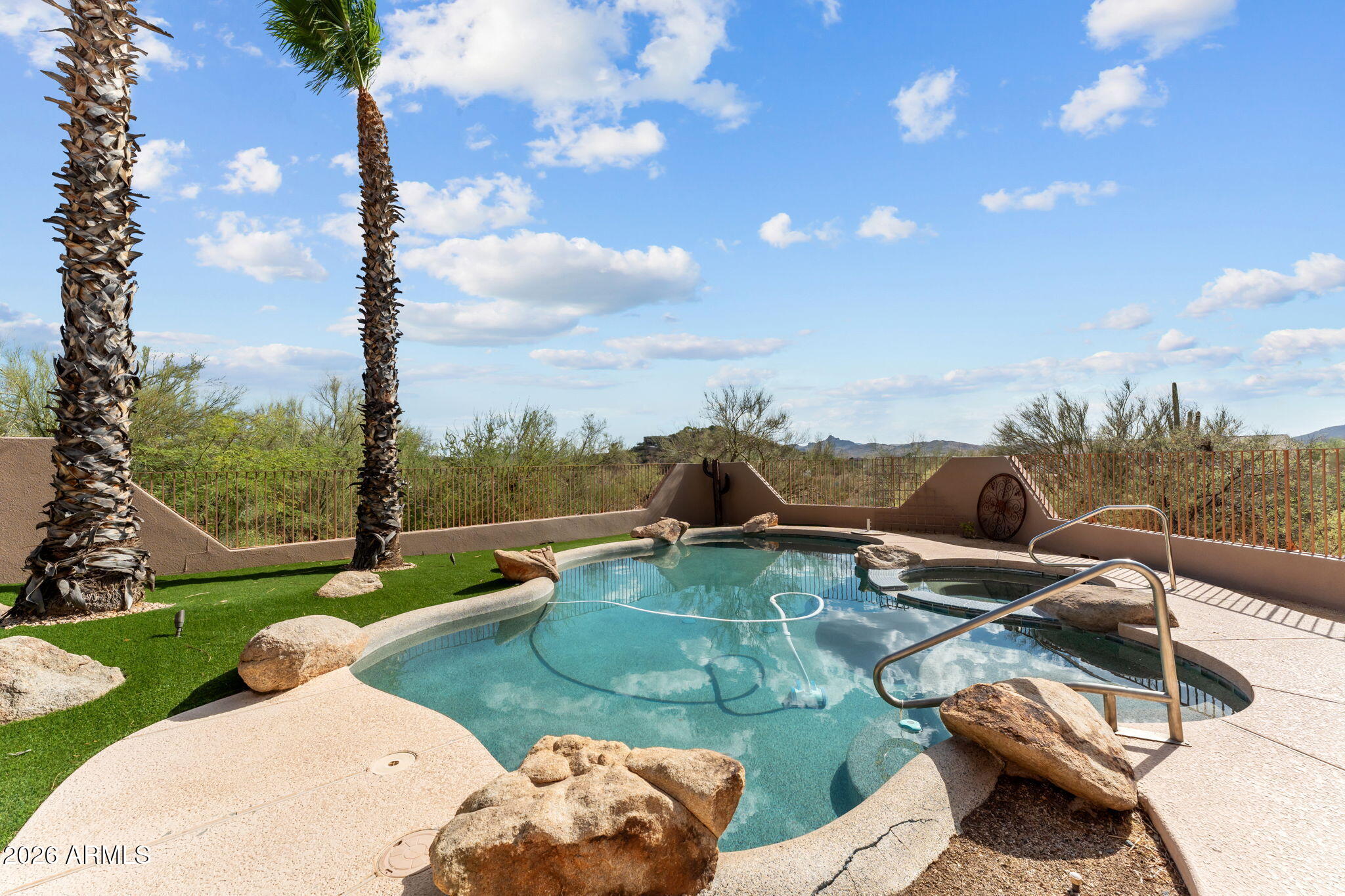Rio Vista Hills with 5 horse pens - Residential