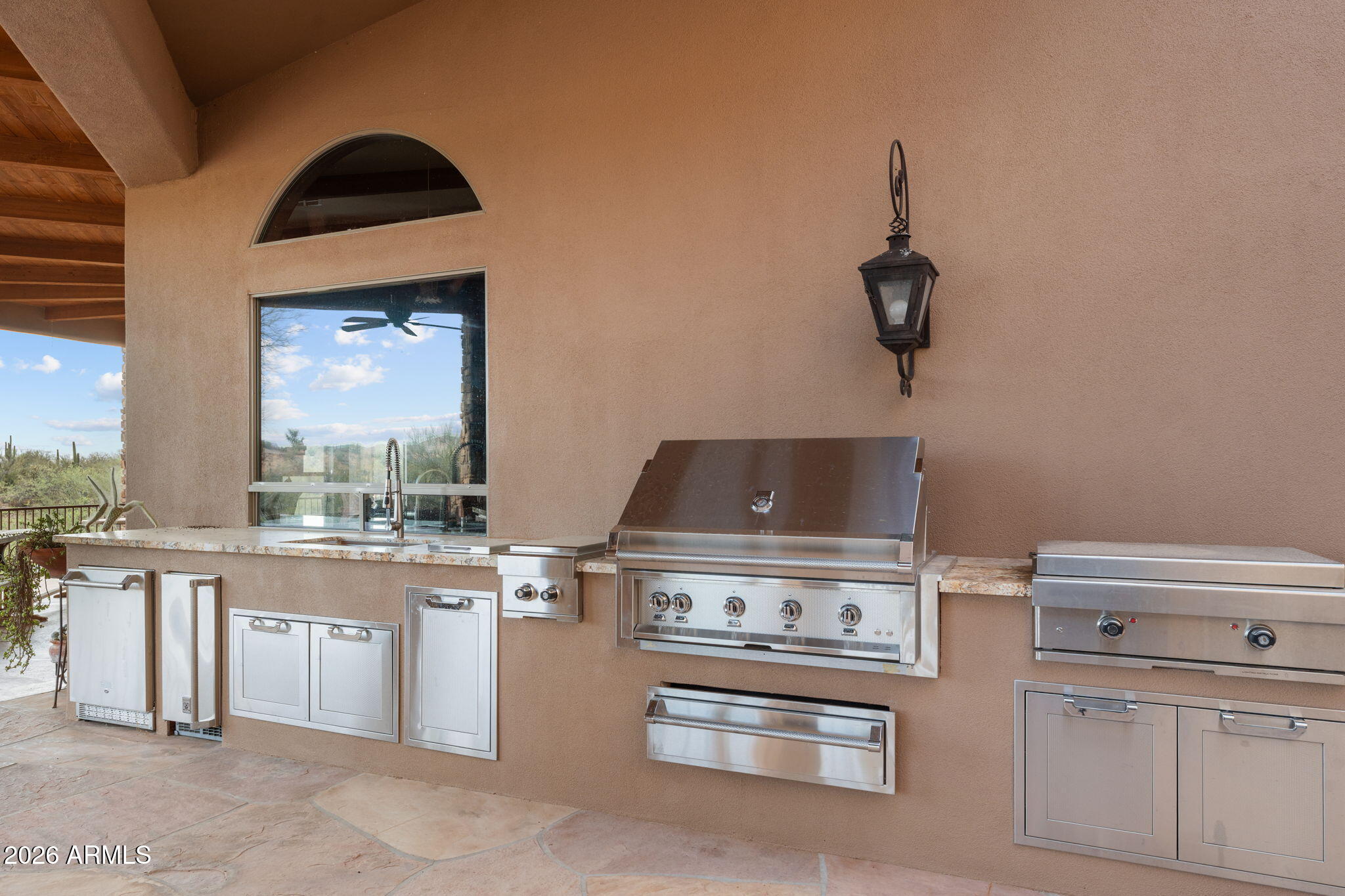 Rio Vista Hills with 5 horse pens - Residential