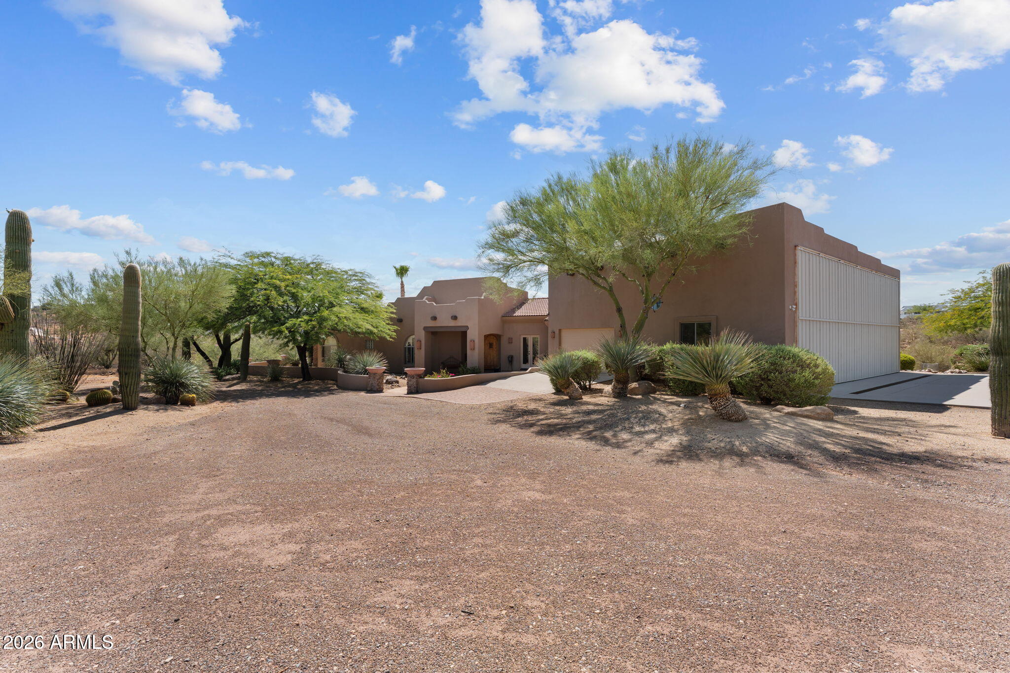 Rio Vista Hills with 5 horse pens - Residential
