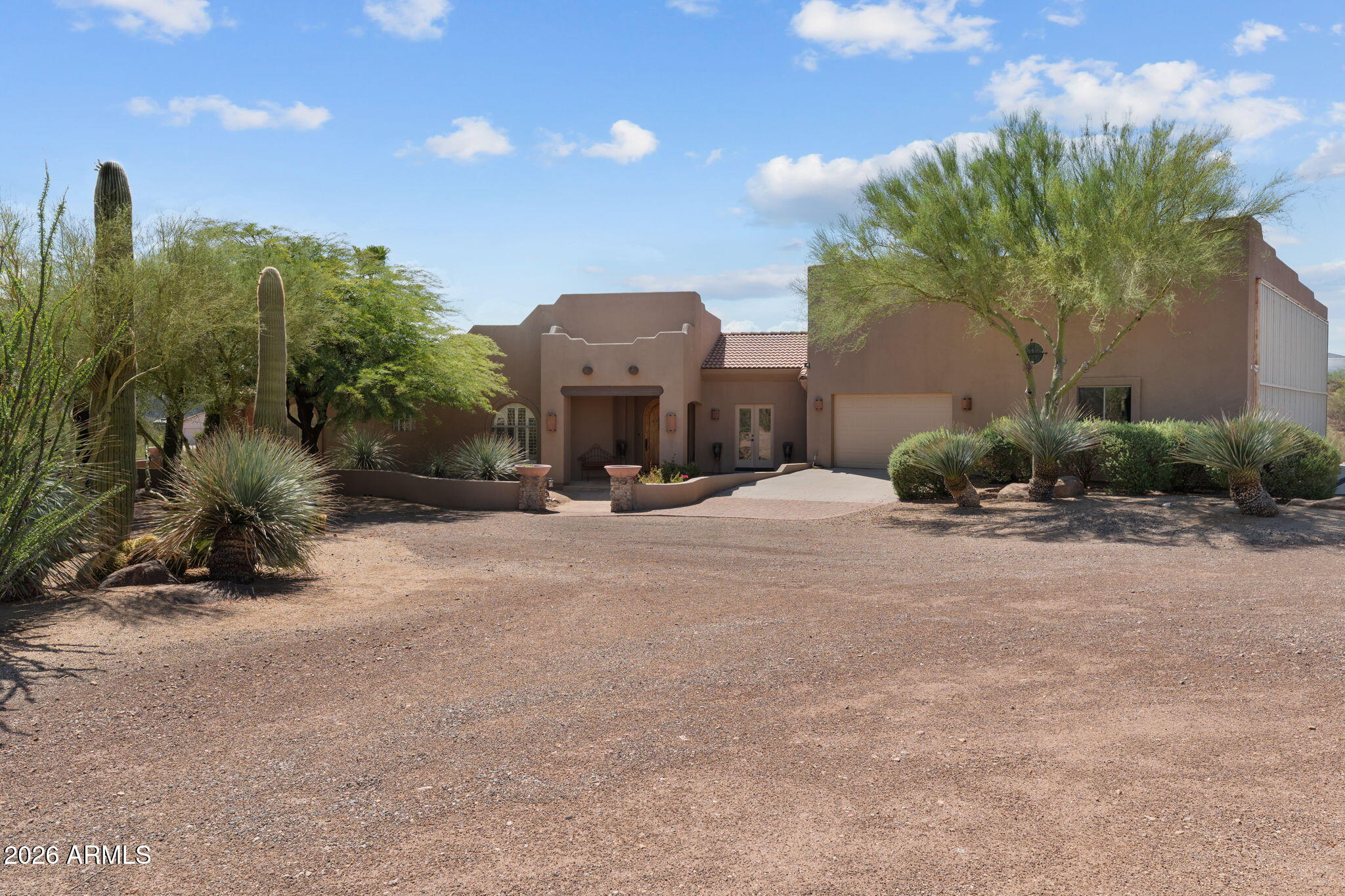 Rio Vista Hills with 5 horse pens - Residential