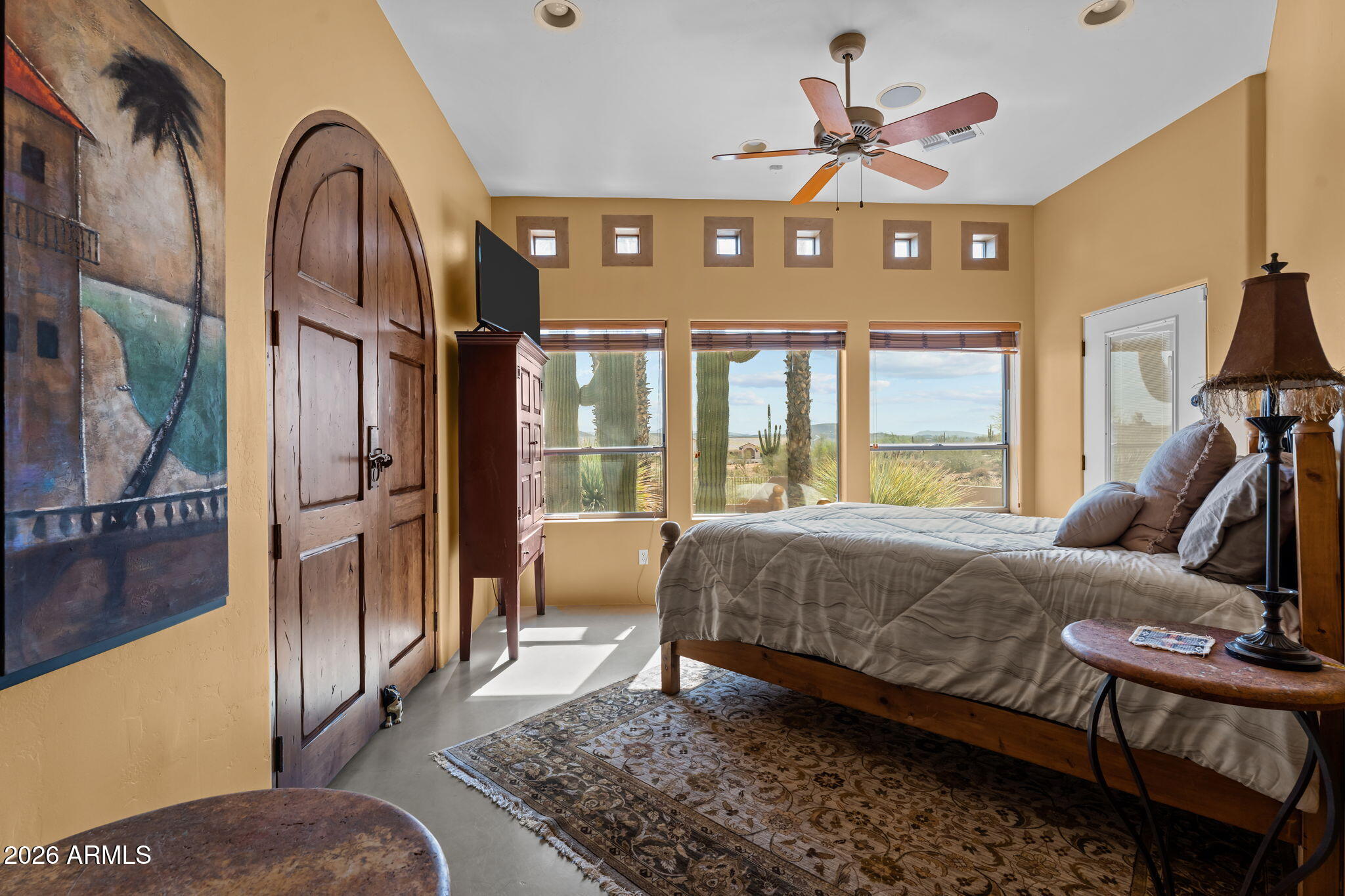 Rio Vista Hills with 5 horse pens - Residential