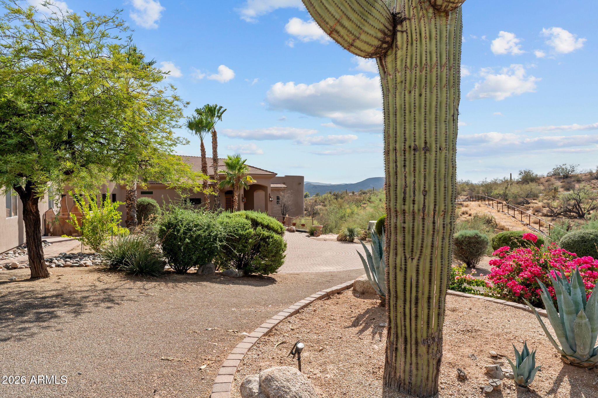 Rio Vista Hills with 5 horse pens - Residential
