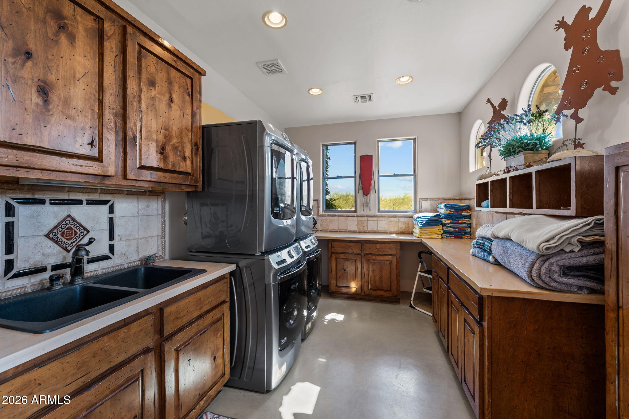 Rio Vista Hills with 5 horse pens - Residential
