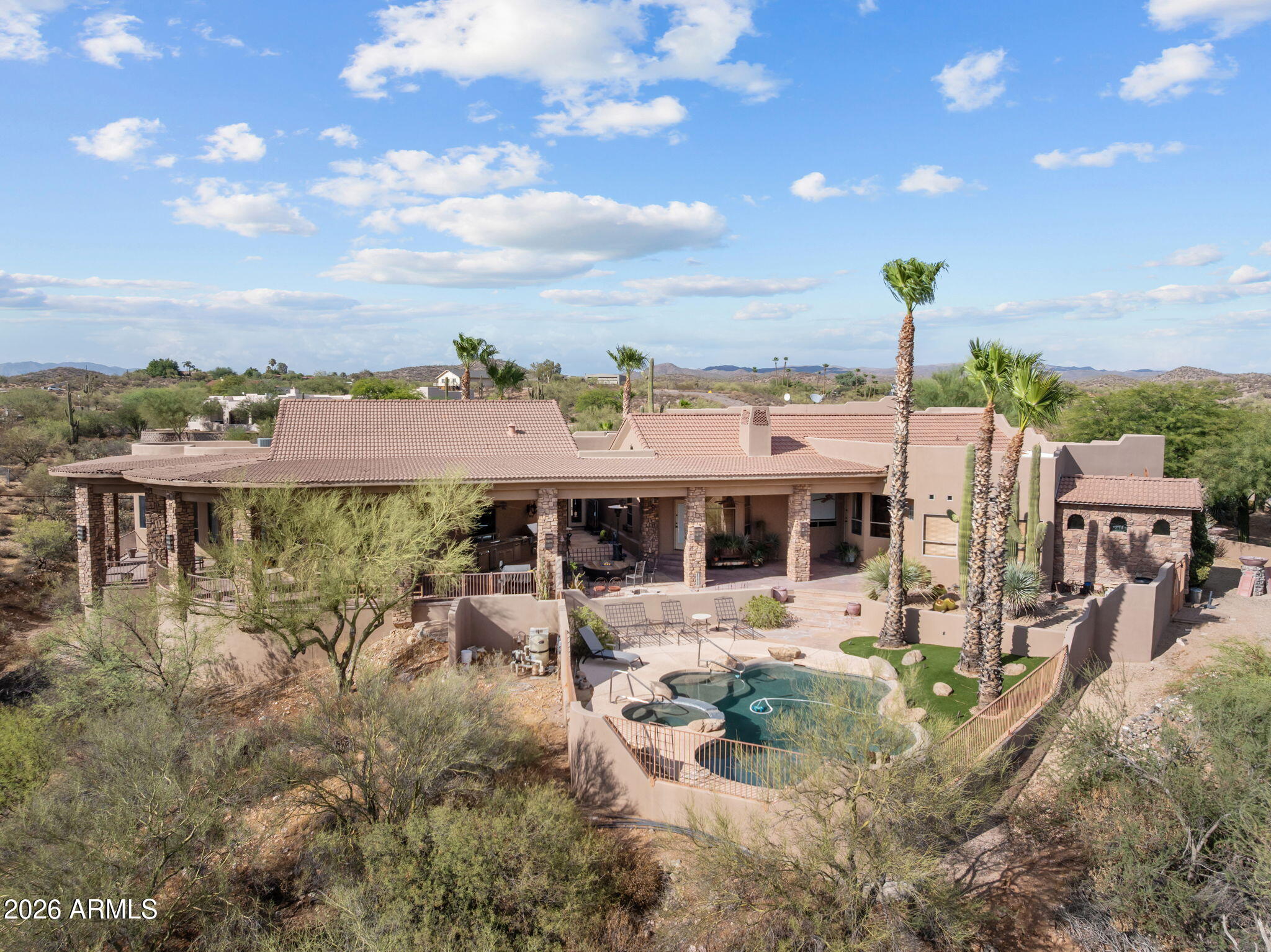 Rio Vista Hills with 5 horse pens - Residential
