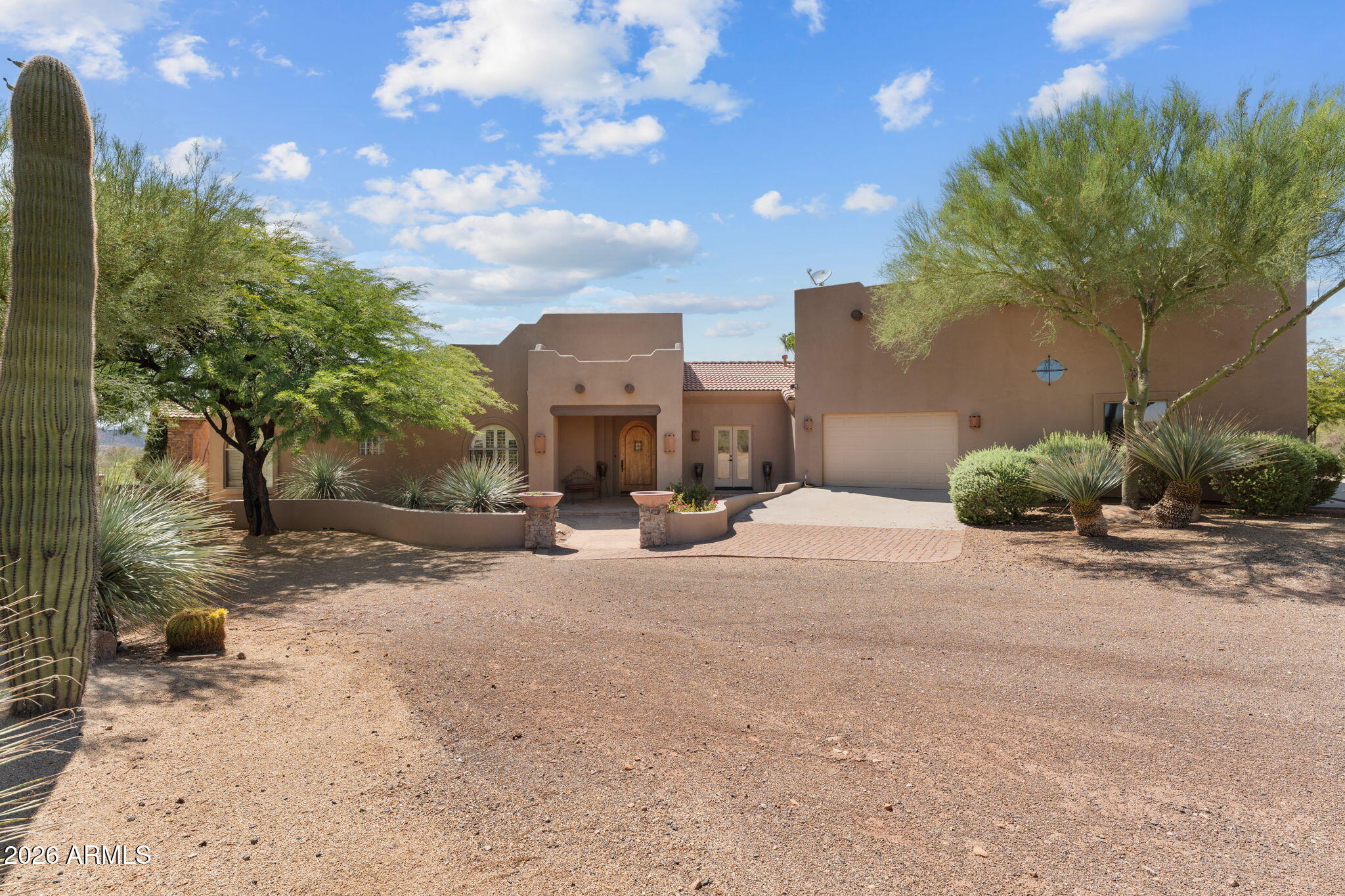 Rio Vista Hills with 5 horse pens - Residential