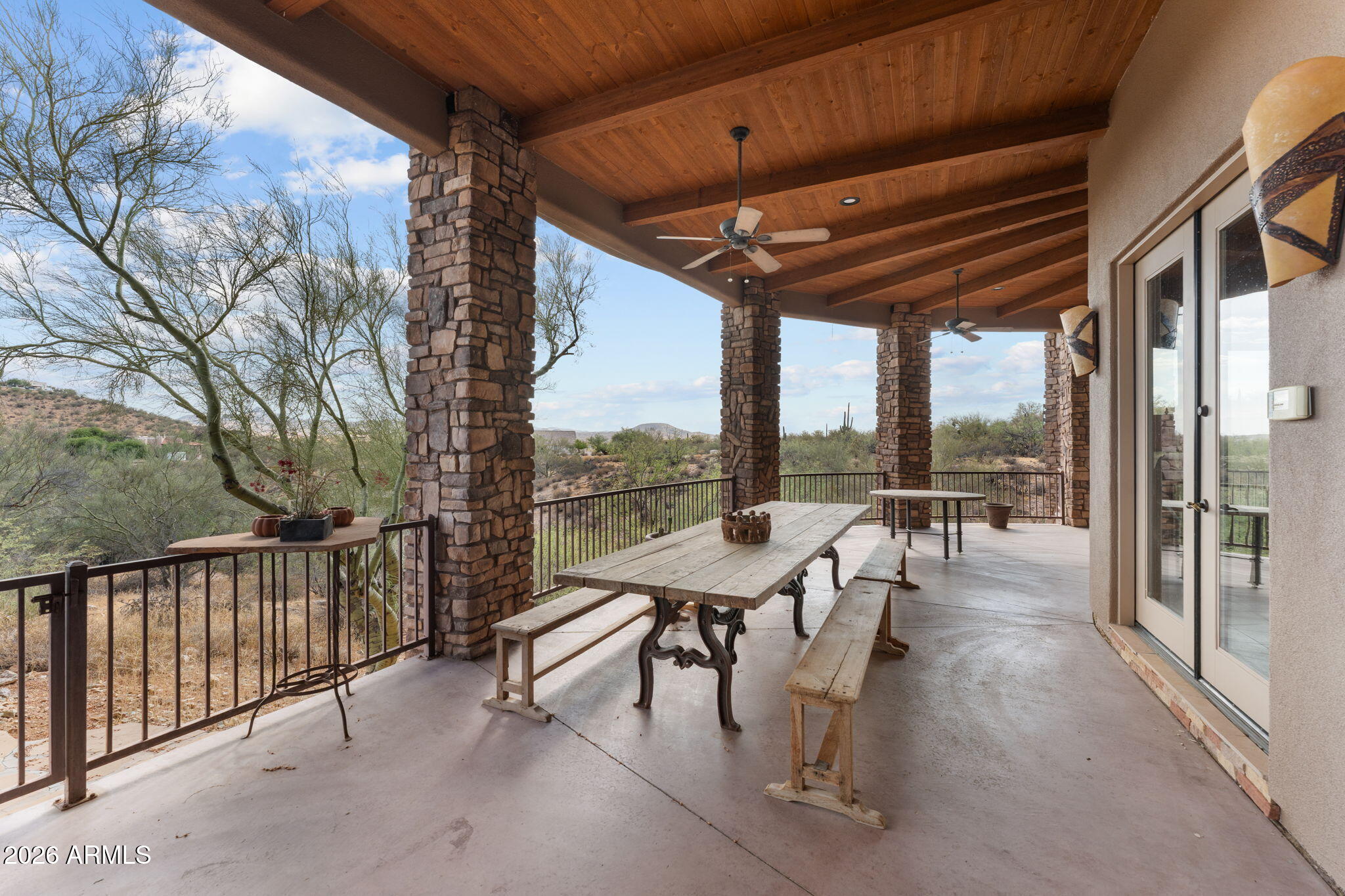 Rio Vista Hills with 5 horse pens - Residential