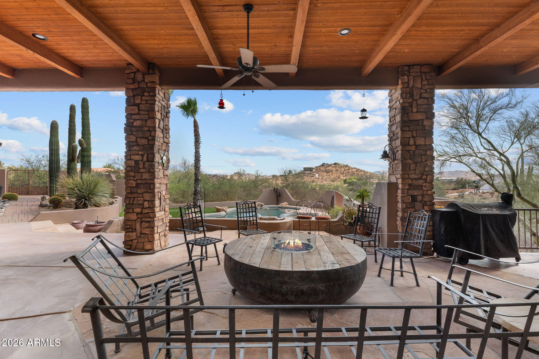 Rio Vista Hills with 5 horse pens - Residential