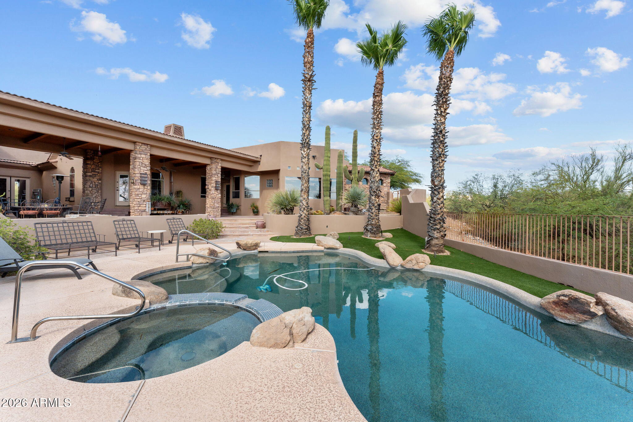 Rio Vista Hills with 5 horse pens - Residential