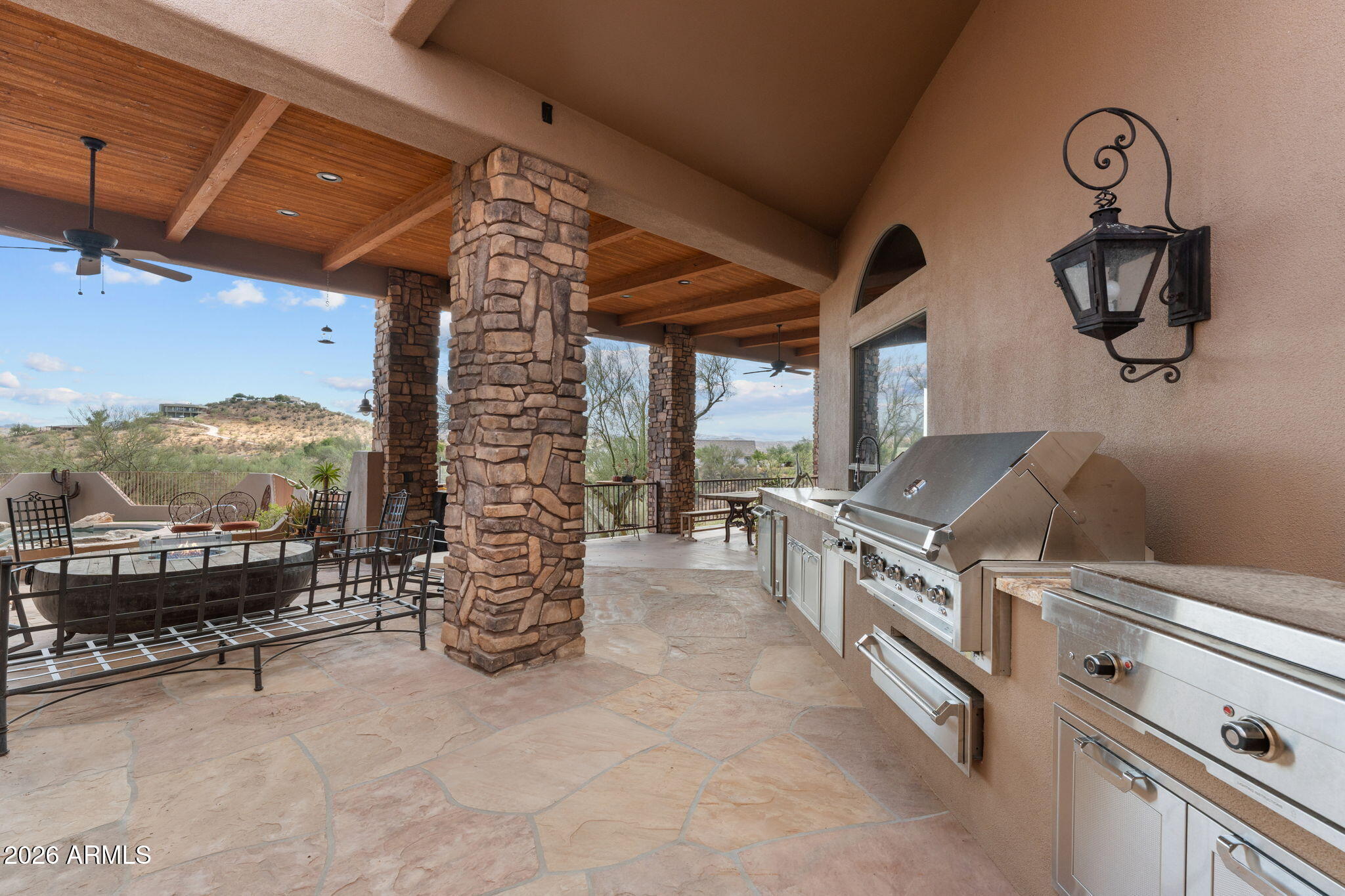 Rio Vista Hills with 5 horse pens - Residential